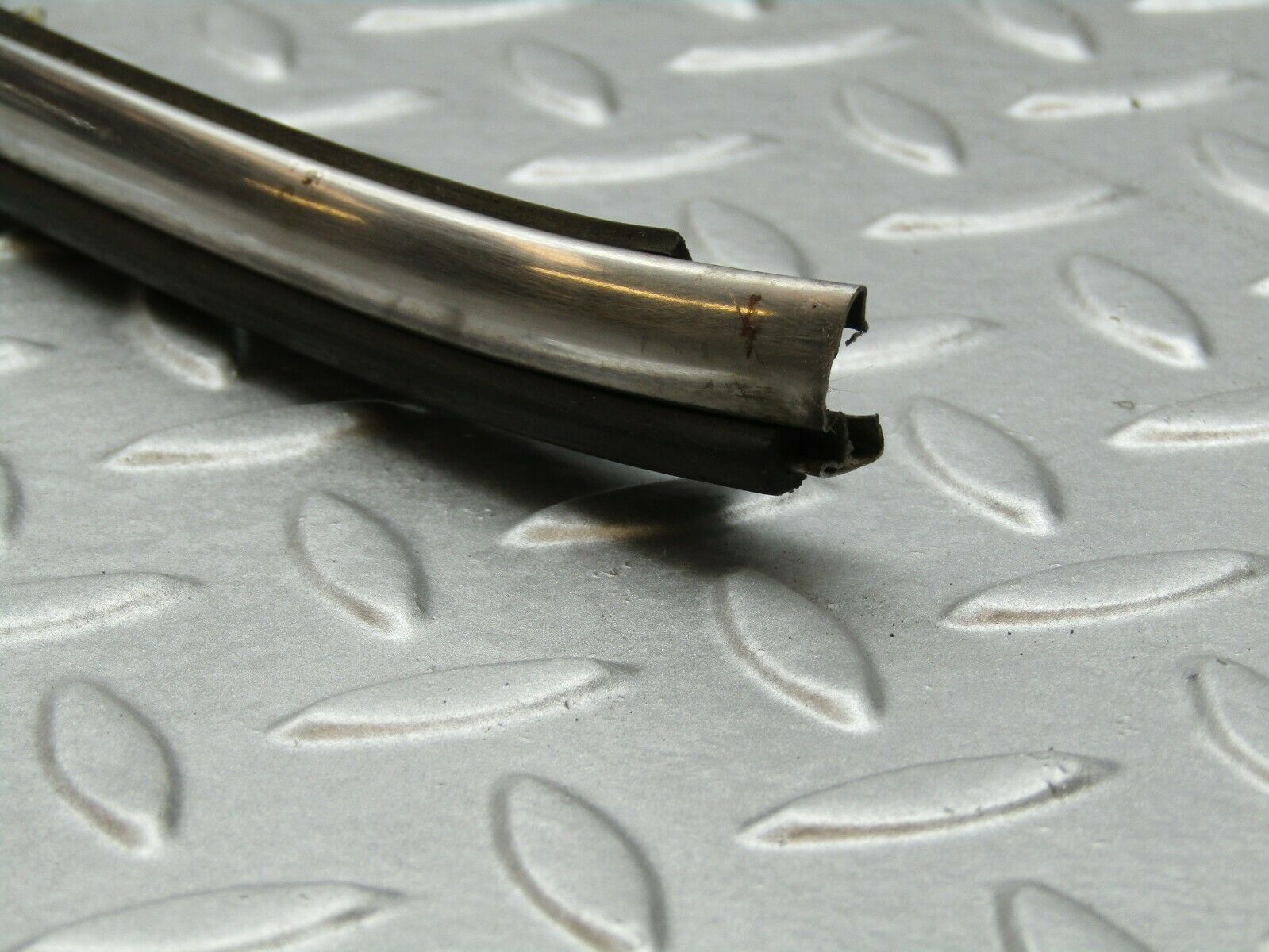 3340 Mercedes-Benz W115 220D Centre Fender Wing Chrome Trim Front Left