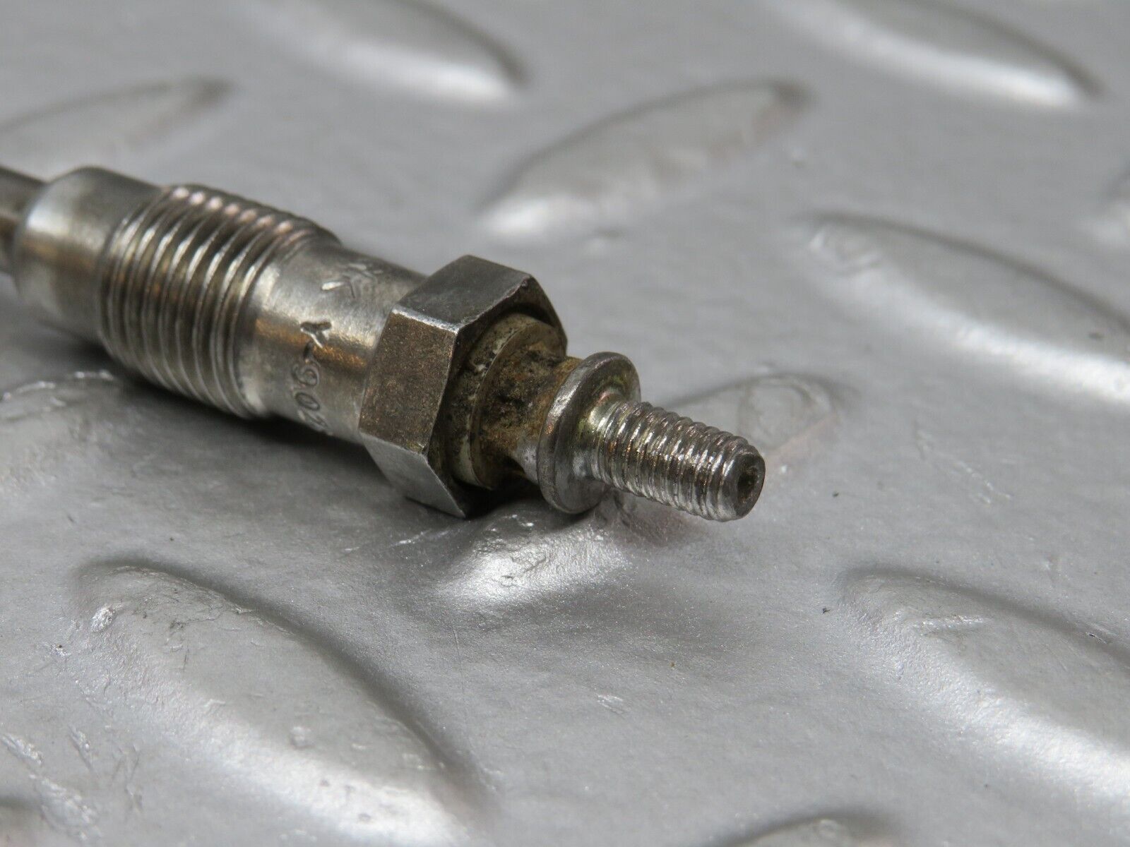 32894 Mercedes-Benz W123 300D Glow Plug Bosch Y-902R 046