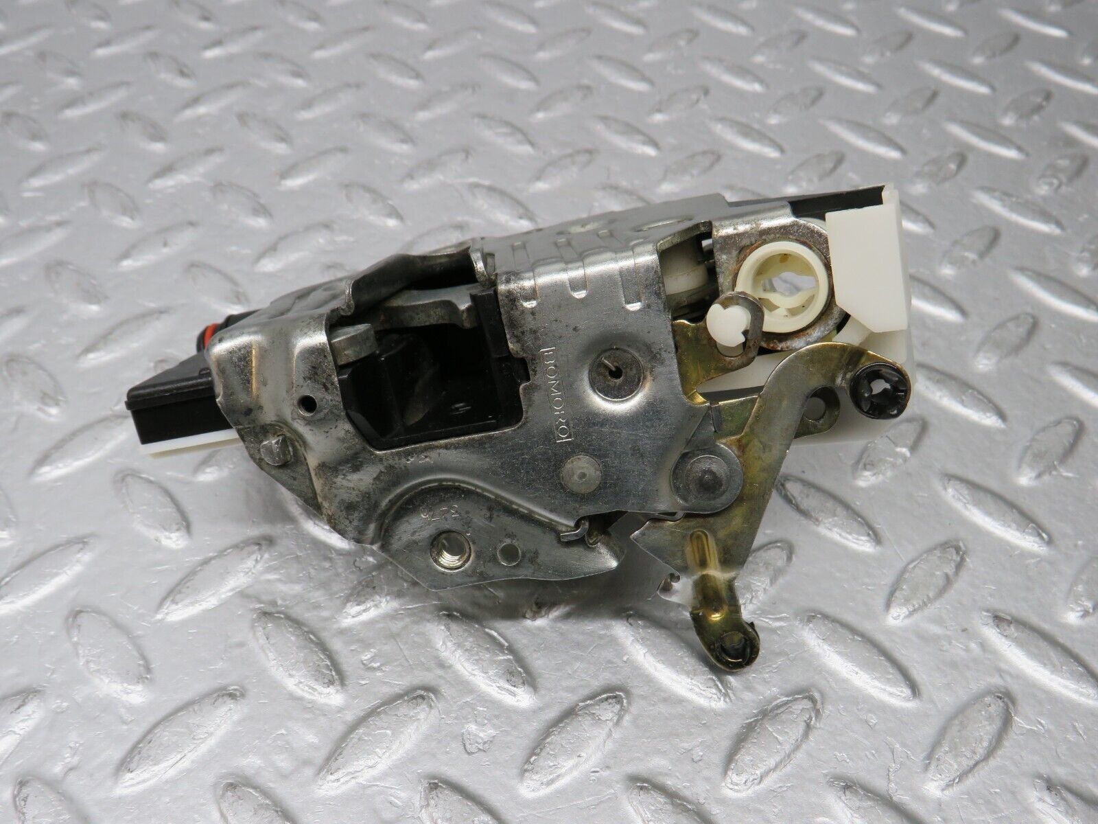 38348 Mercedes-Benz R129 280SL Coupe Left Door Lock Mechanism