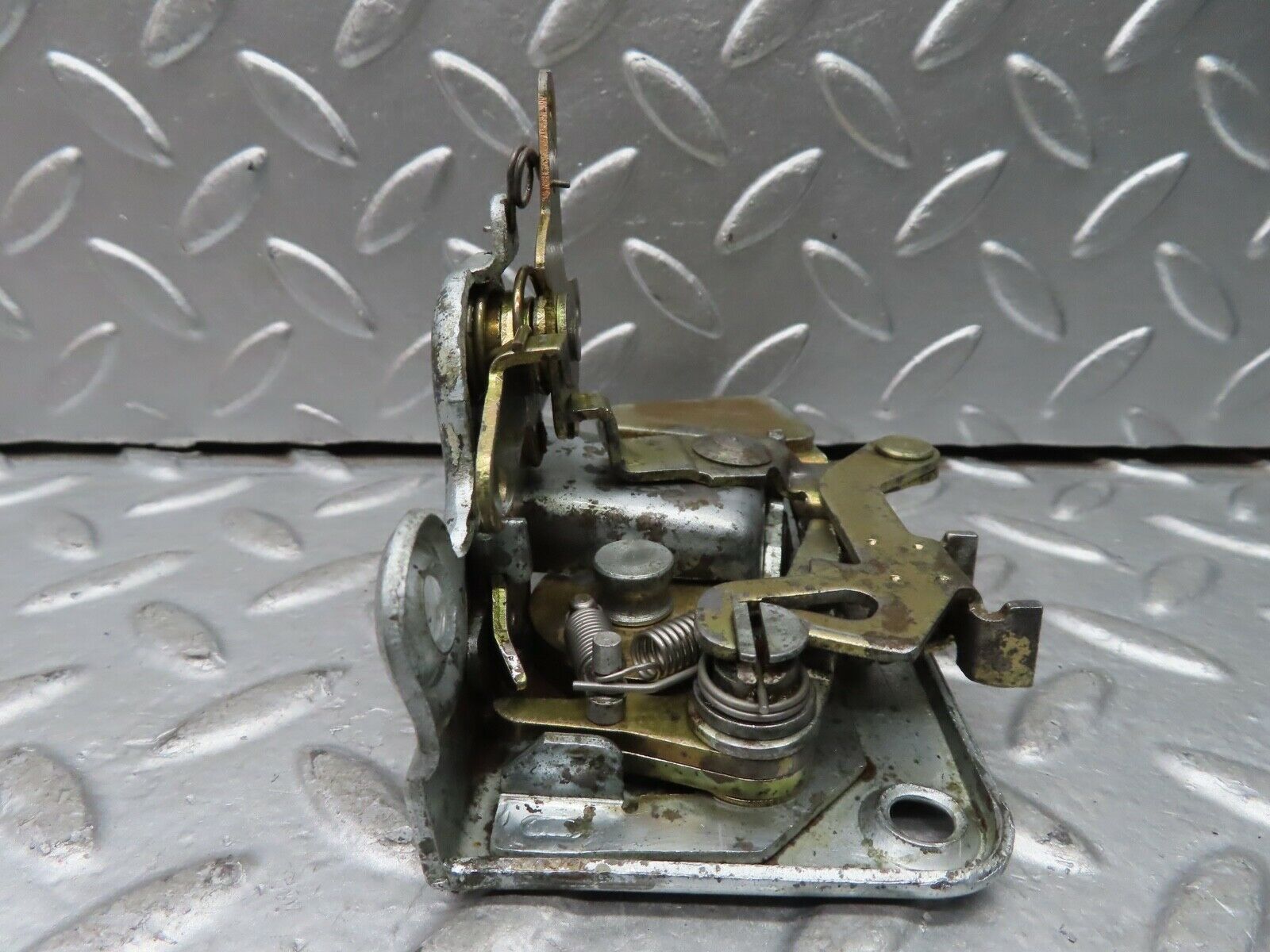 20981 Mercedes-Benz W114 250CE Coupe Left Door Lock Mechanism