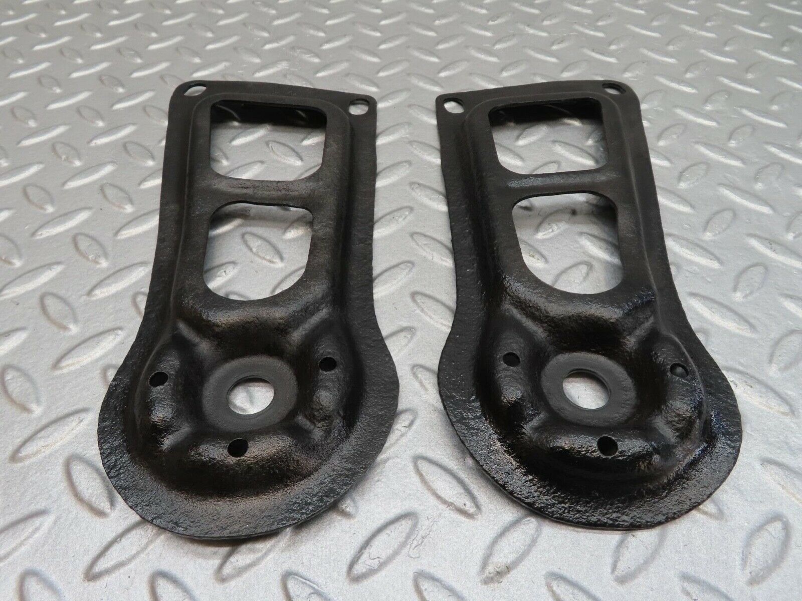 15991 Mercedes-Benz W123 280E Rear Suspension Axle Mounting Bracket