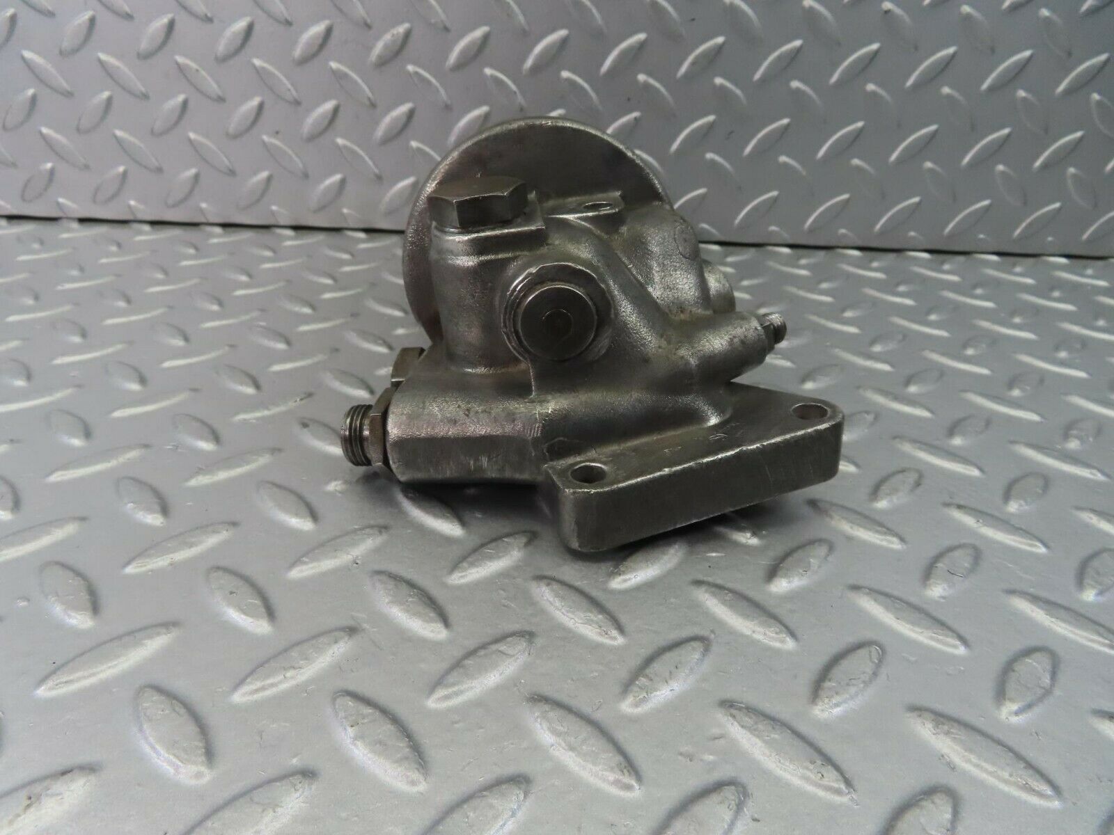 8917 Mercedes-Benz W108 Oil Filter Housing