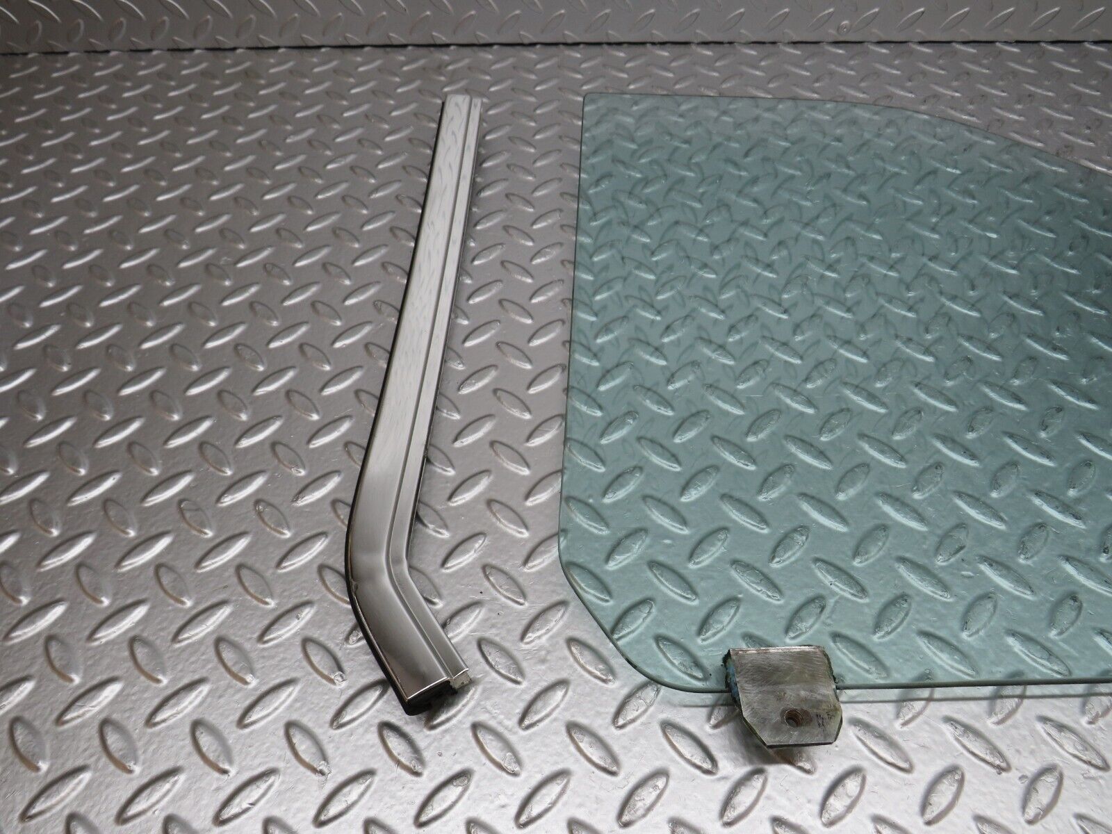 34412 Mercedes-Benz C126 380SEC Coupe Rear Right Window Glass