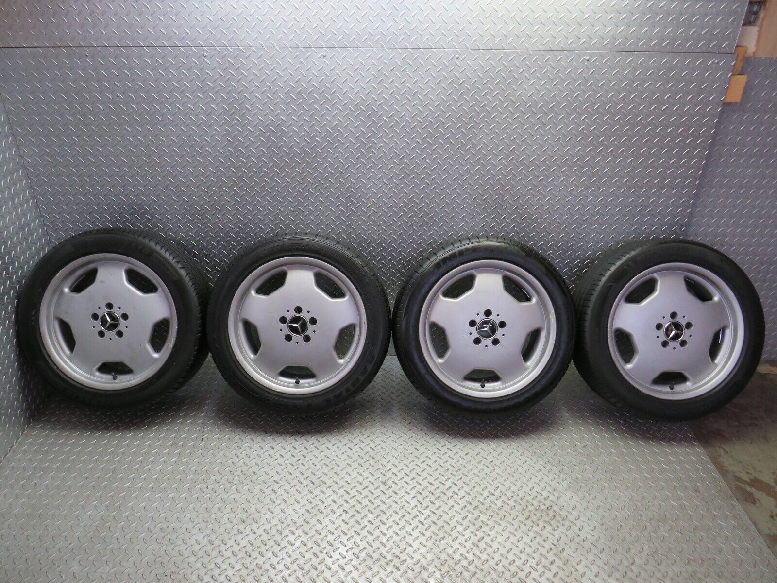 38022 Mercedes-Benz C126 Alloy Wheel Set 8Jx18 H2 ET37