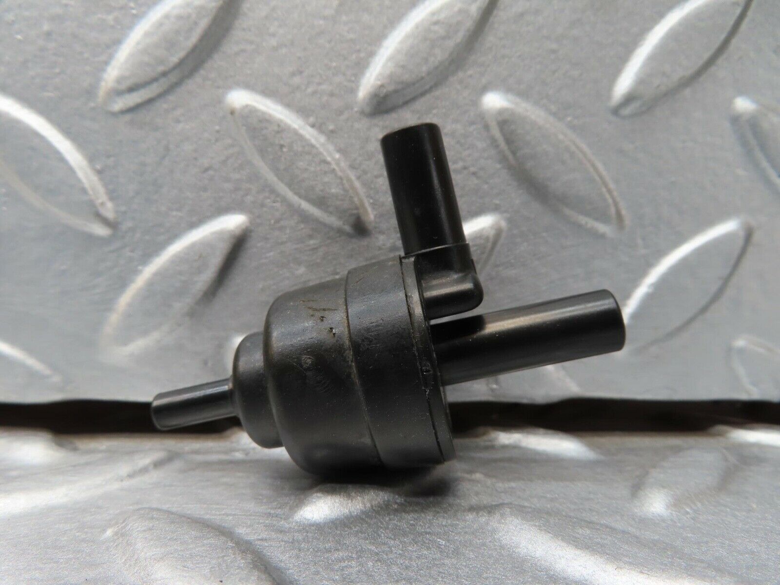 16474 Mercedes-Benz W124 260E Engine Crank Case Vent Valve 1074700893