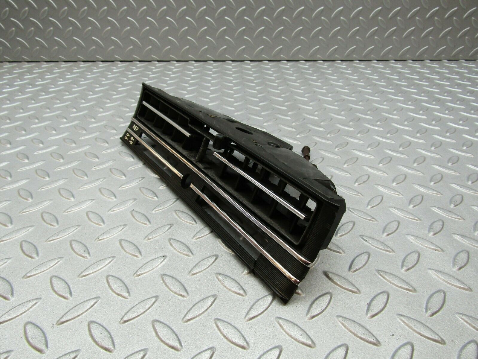 3278 Mercedes-Benz W115 220D Dashboard Centre Air Vent 1158300003