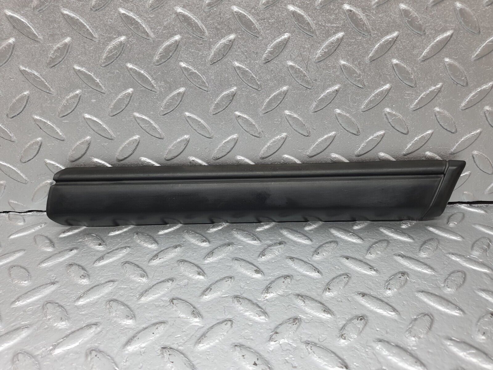 41425 Mercedes-Benz W124 200E Front Right Fender Wing Centre Moulding Trim