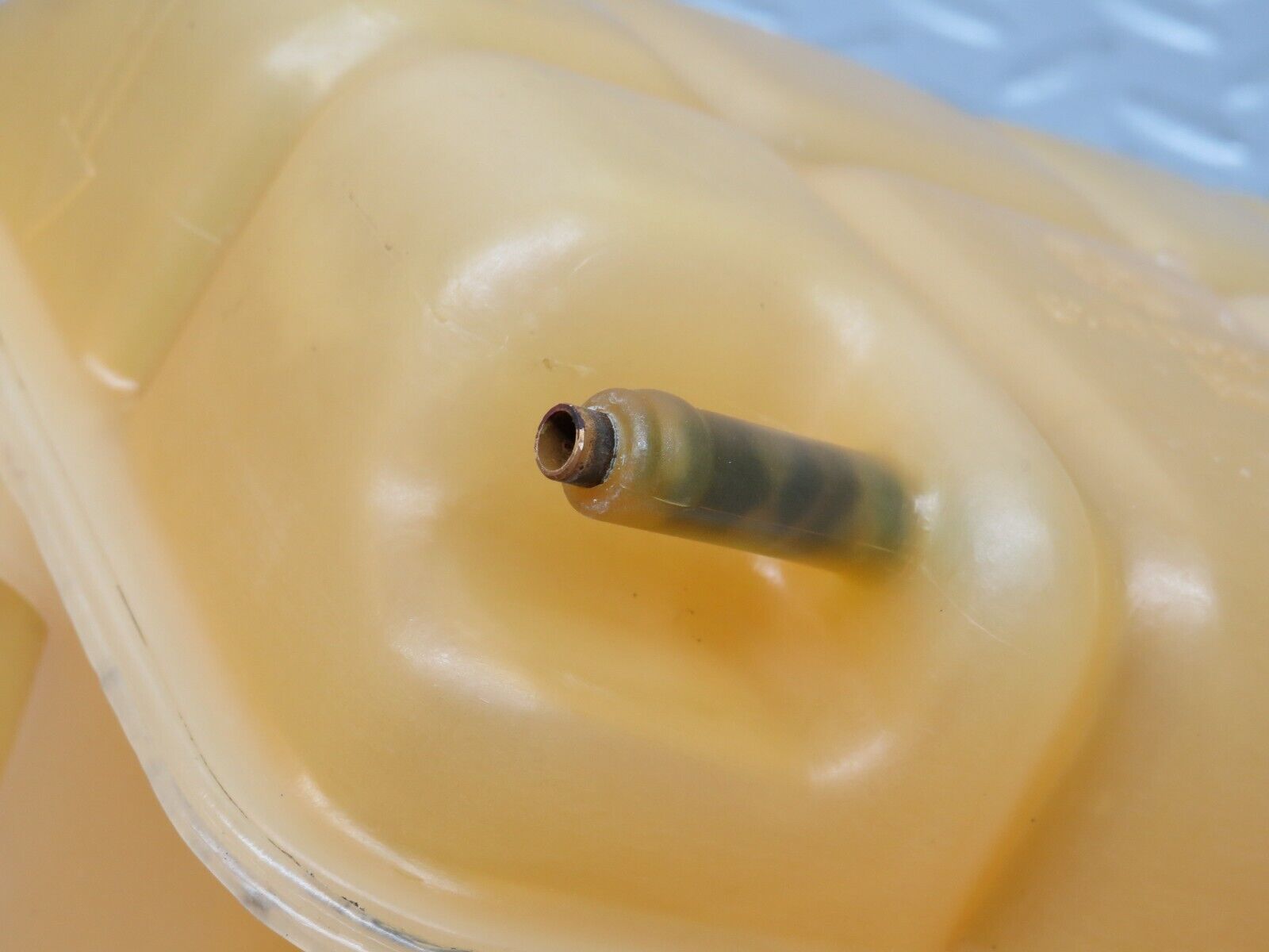 35995 Mercedes-Benz W126 420SE Coolant Reservoir Tank 1265001549