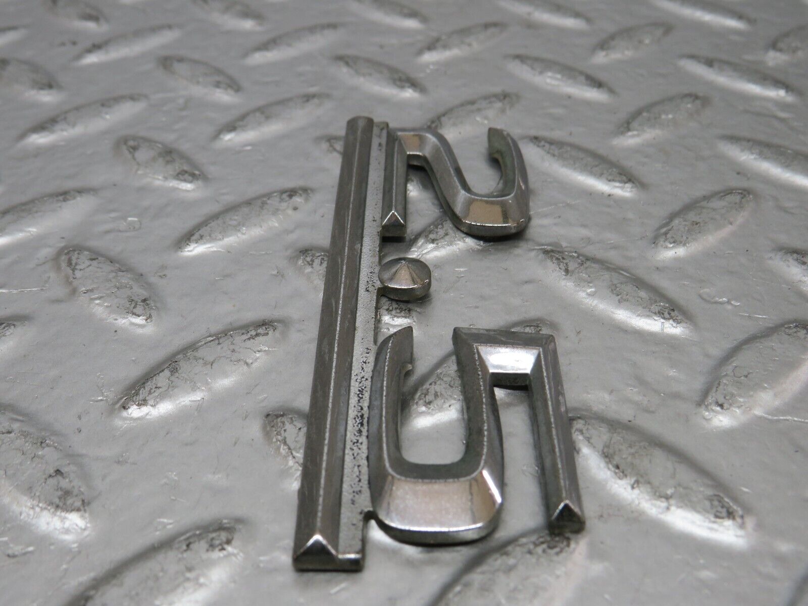 25200 Mercedes-Benz W201 190D Trunk Badge 2.5 Emblem