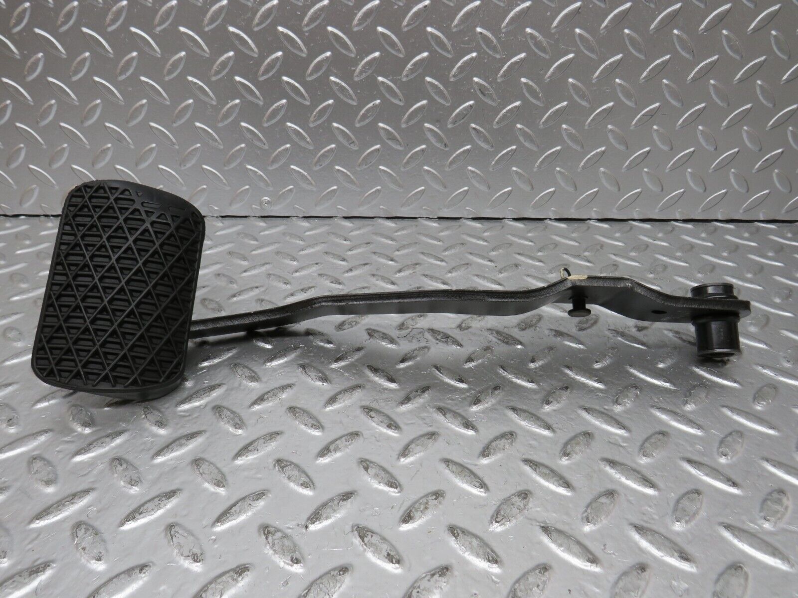 27187 Mercedes-Benz W123 280E Brake Pedal 1232910082