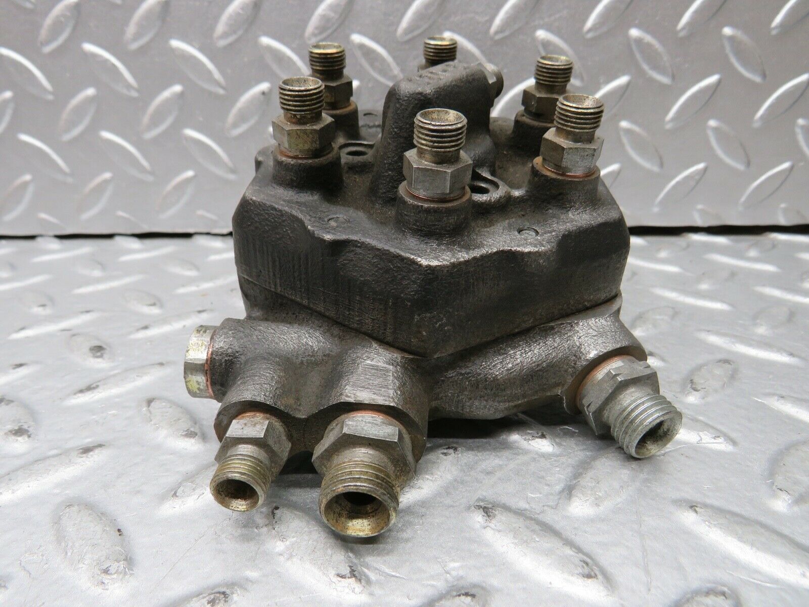 21834 Mercedes-Benz W123 280E Fuel Distributor Bosch 0438100011