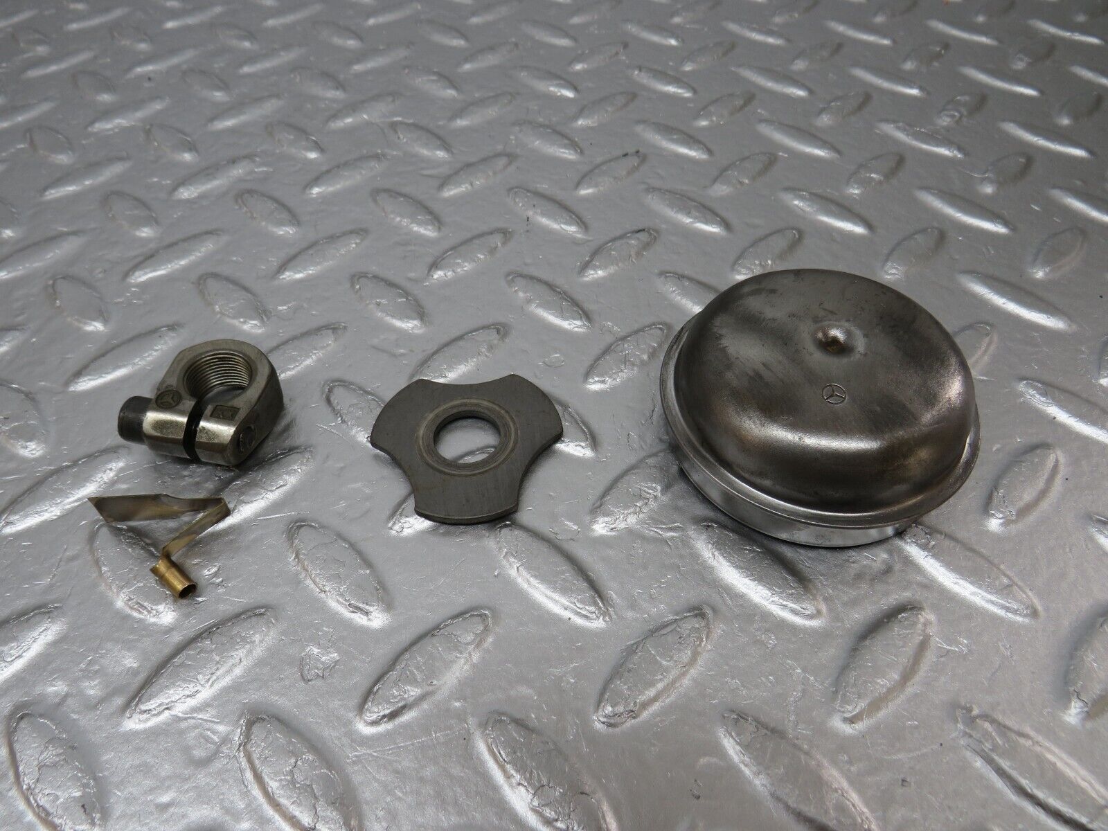 34014 Mercedes-Benz W124 260E Wheel Hub Locking Cap