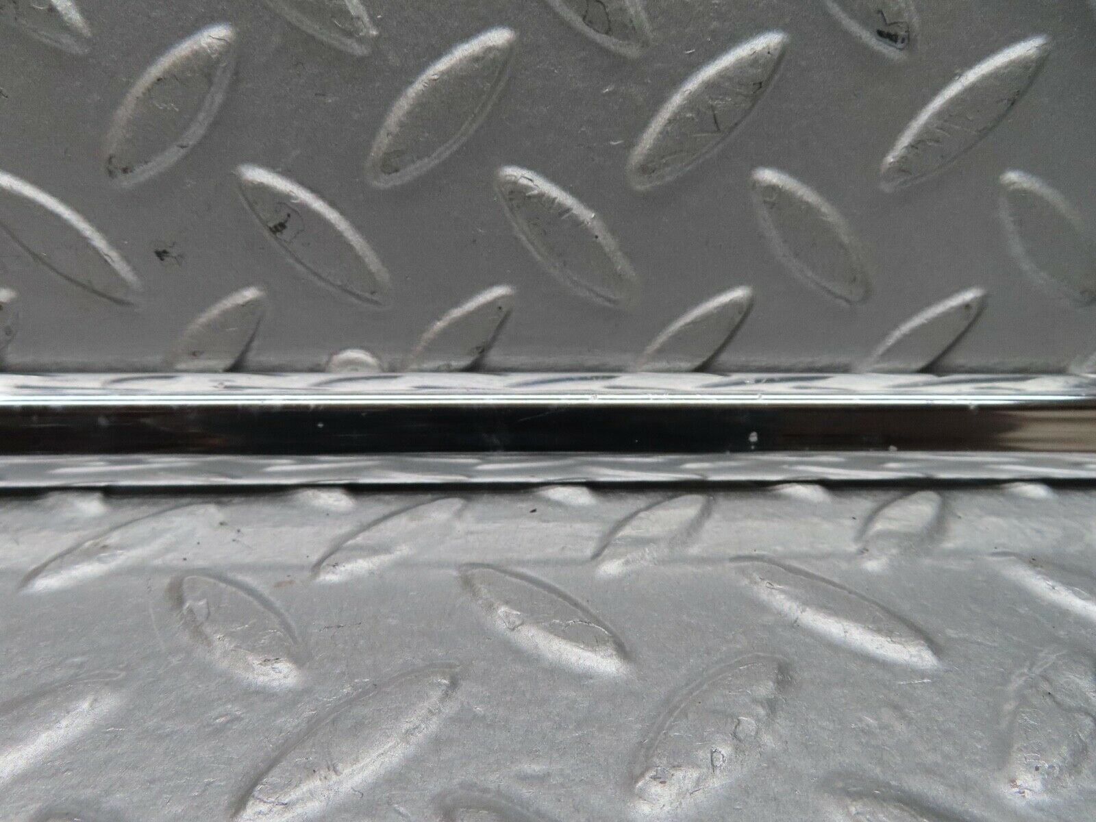 18139 Mercedes-Benz W123 200 Front Right Door Chrome Moulding Trim