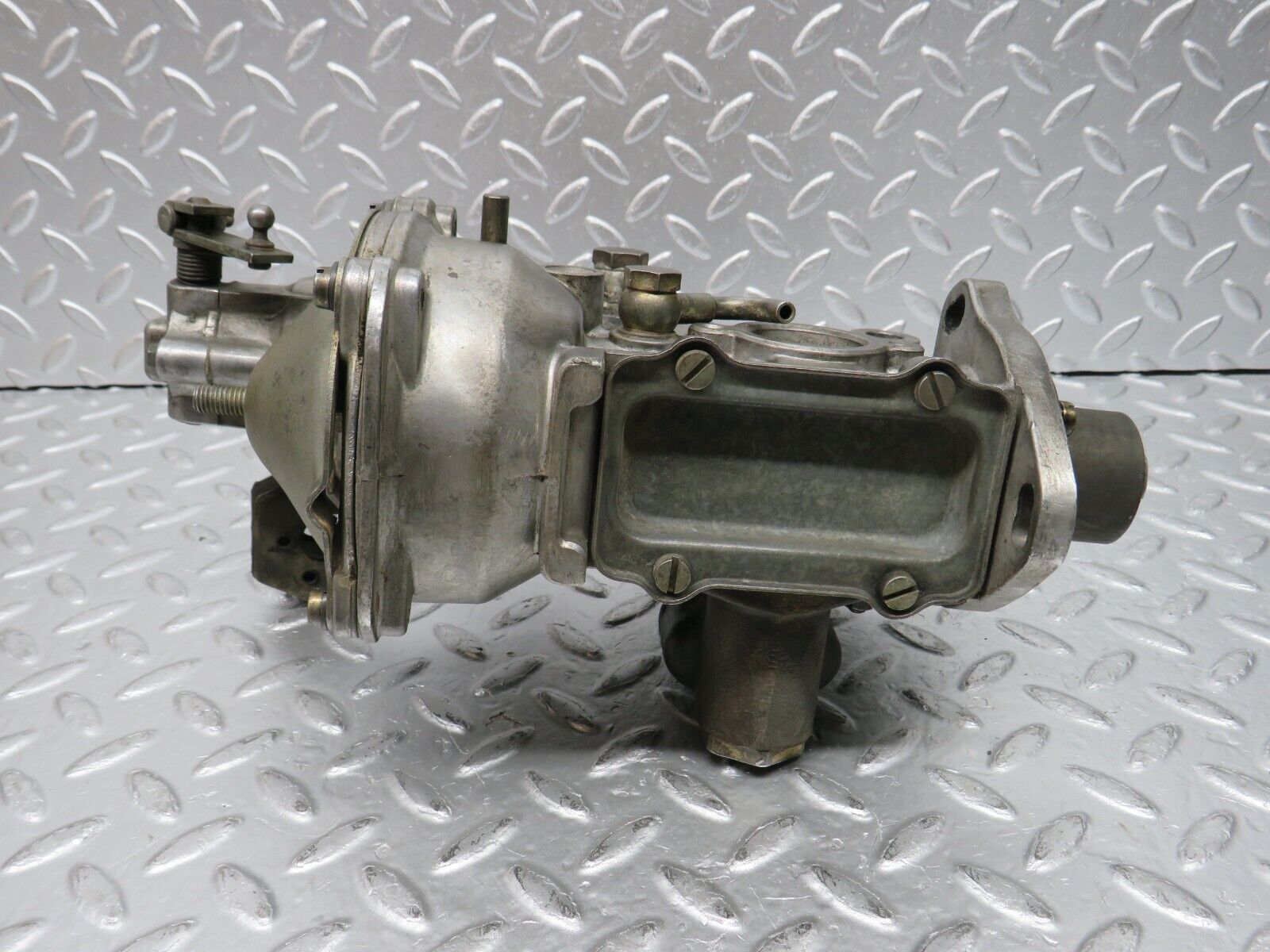 31102 Mercedes-Benz W123 200D Diesel Fuel Injection Pump Bosch 72210320 0400114074