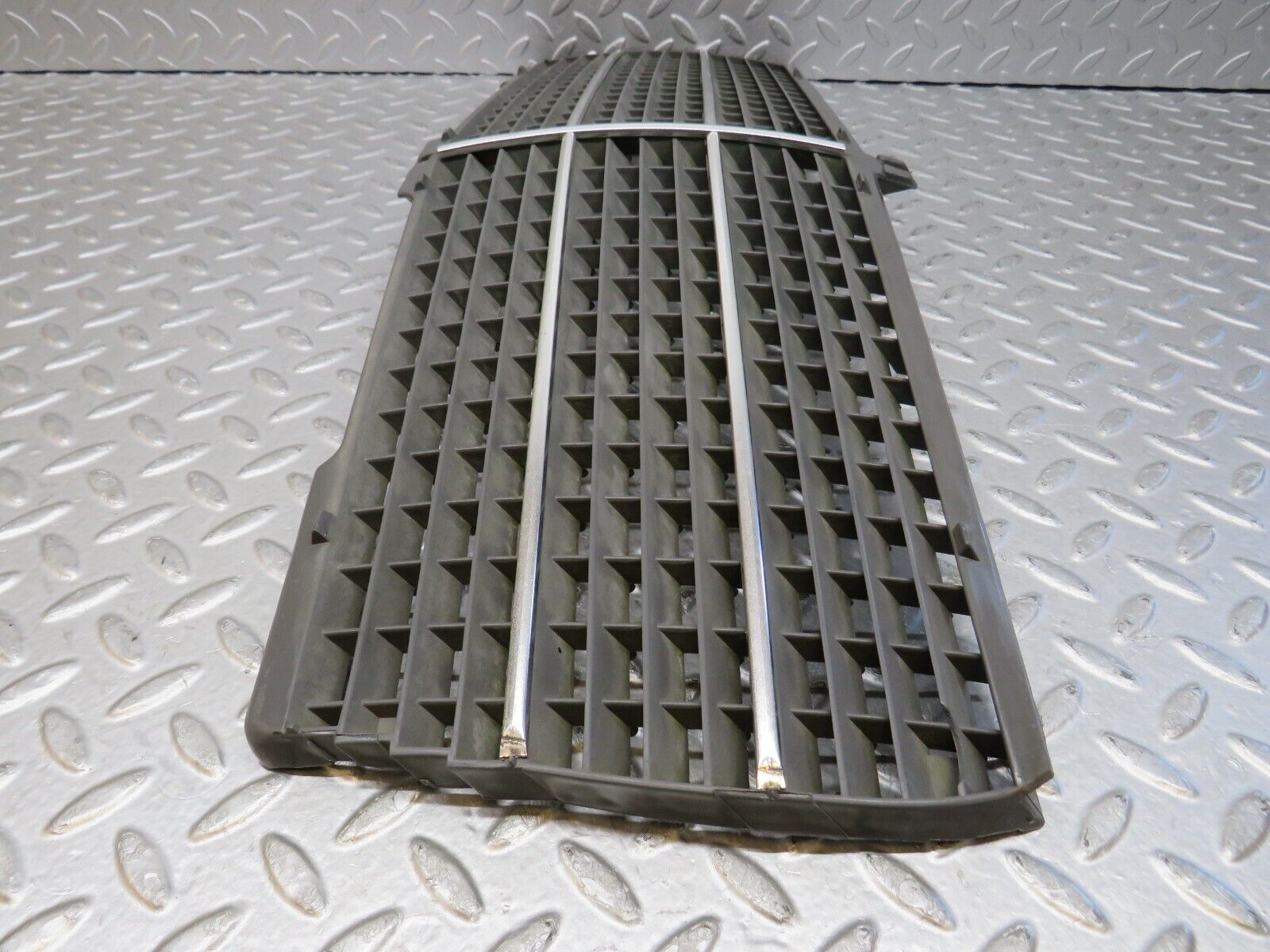 36501 Mercedes-Benz W201 190E 2.0L Bonnet Grill 2018880223