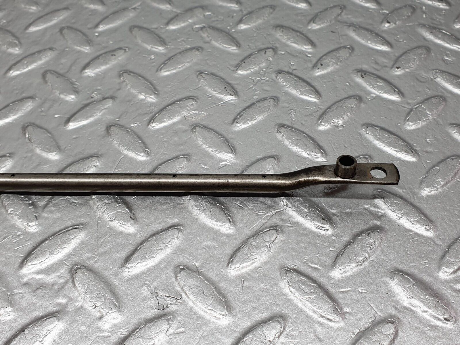 40875 Mercedes-Benz W123 240D Camshaft Oil Tube