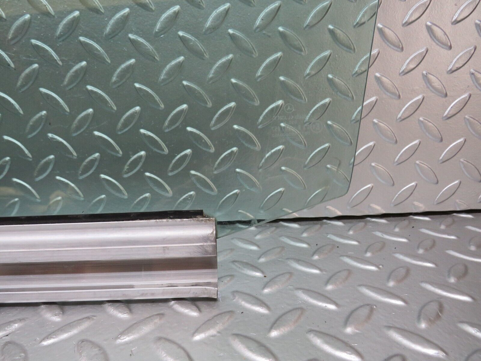 25147 Mercedes-Benz W201 190D Front Right Door Window Glass