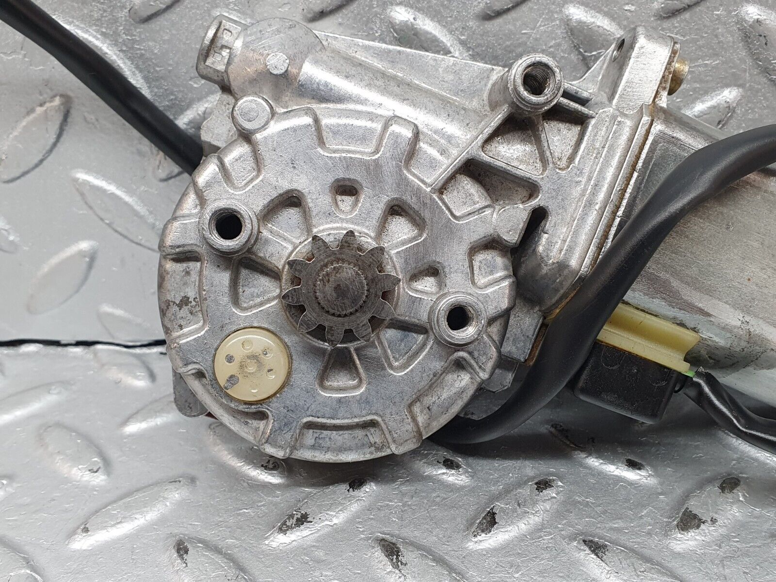 41205 Mercedes-Benz W126 300SE Rear Left Window Regulator Motor 0130821037