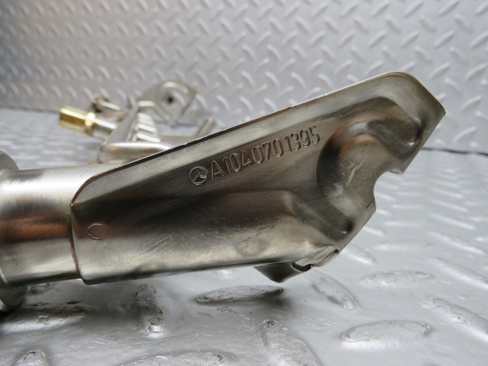 39441 Mercedes-Benz R129 320SL Coupe Fuel Injector Rail With Fuel Pressure Regulator 1040701395