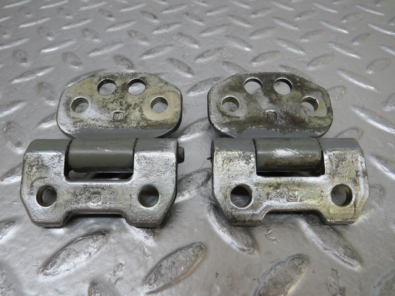 26700 Mercedes-Benz C124 220CE Coupe Right Door Hinge Pair