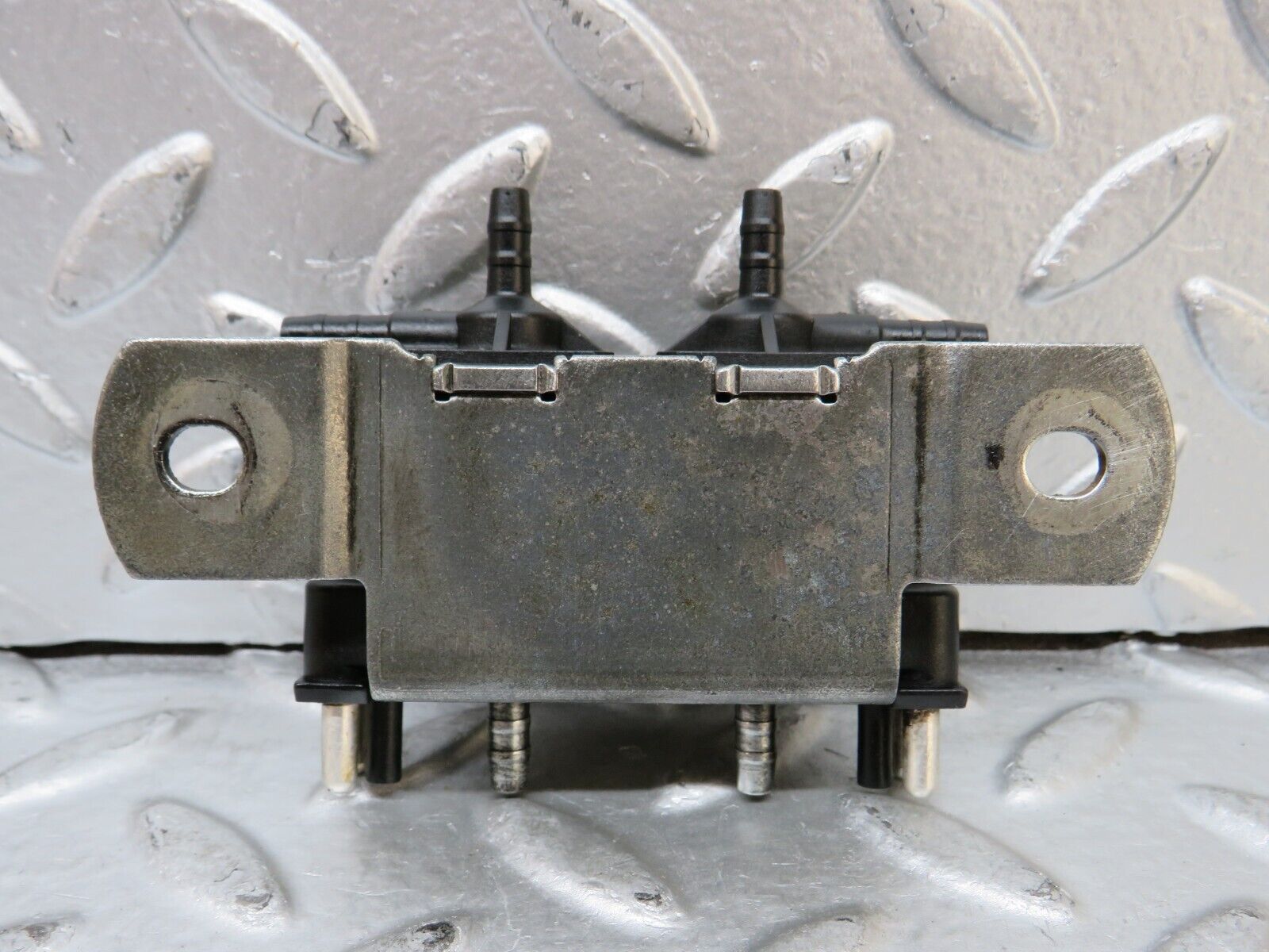 27693 Mercedes-Benz S124 300TE Wagon Solenoid Vacuum Valve 0025400697