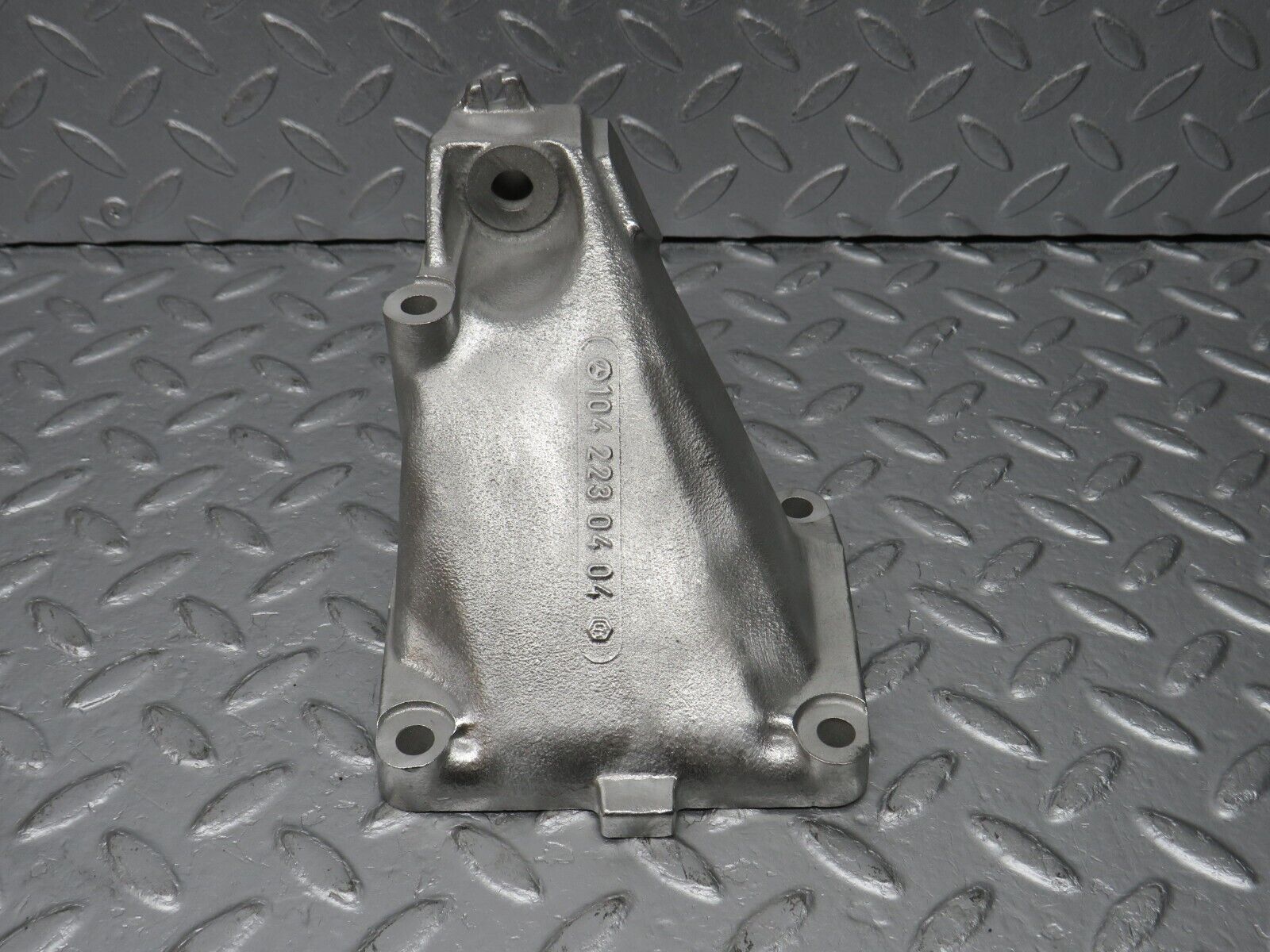 39427 Mercedes-Benz R129 320SL Coupe Engine Mount Bracket Left Side 1042230404