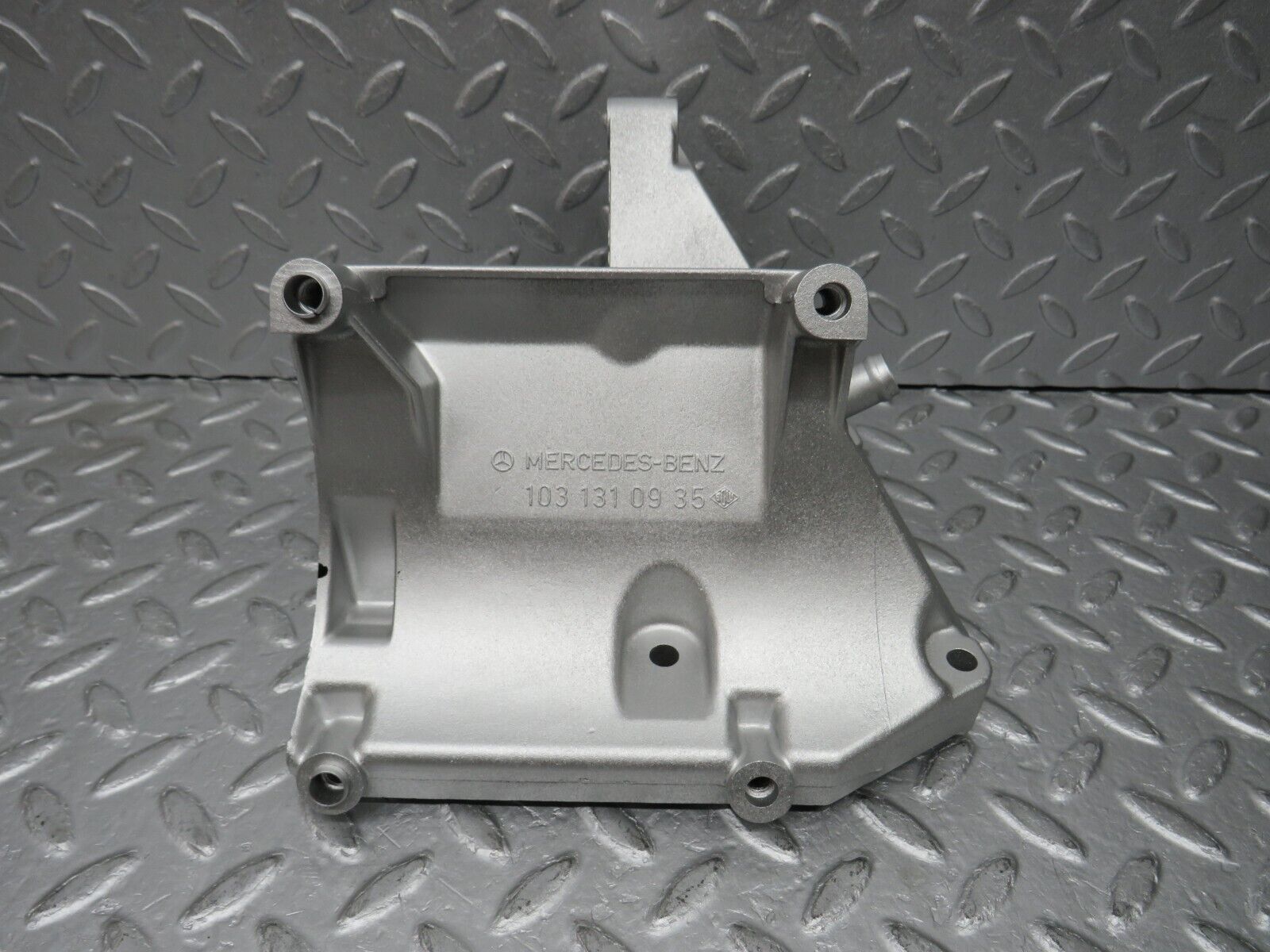 38135 Mercedes-Benz A124 320E Cabriolet Power Steering Pump Bracket 1031310935