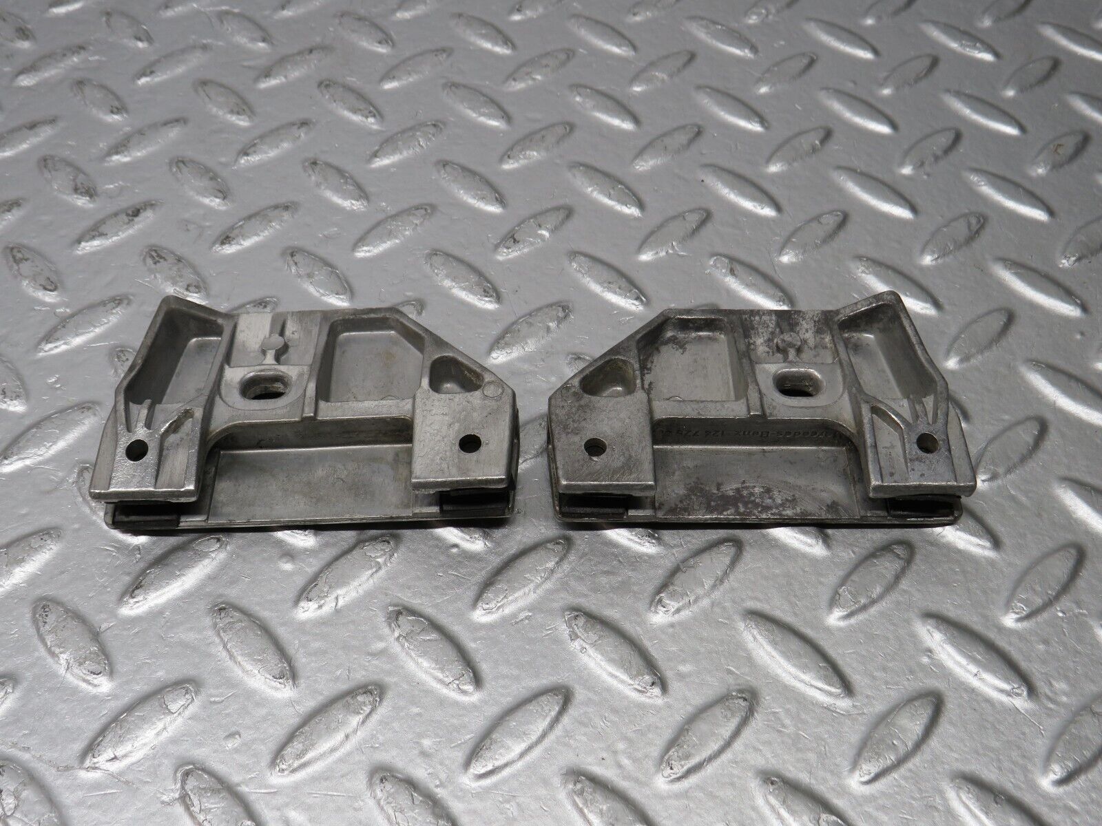 39727 Mercedes-Benz R129 320SL Coupe Door Window Guide Bracket 1247250132 1247250232
