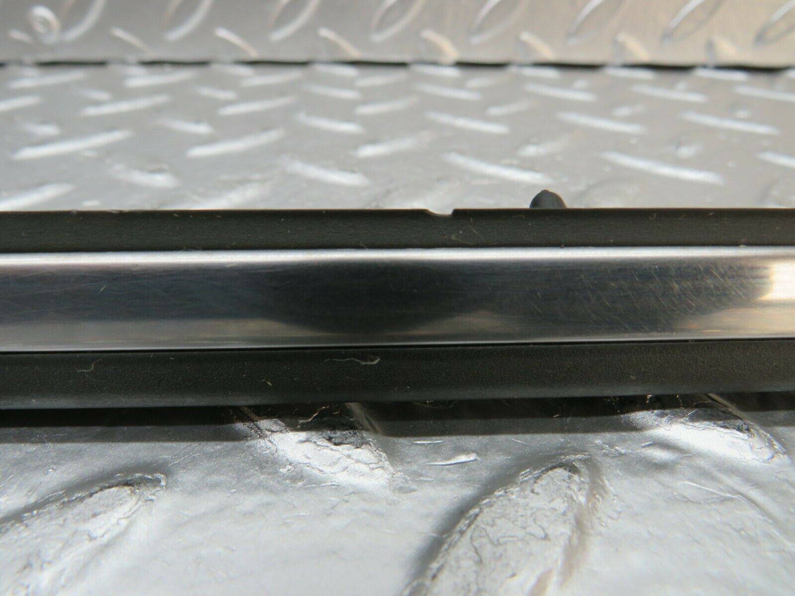 24008 Mercedes-Benz W123 280E Front Left Door Centre Moulding Trim