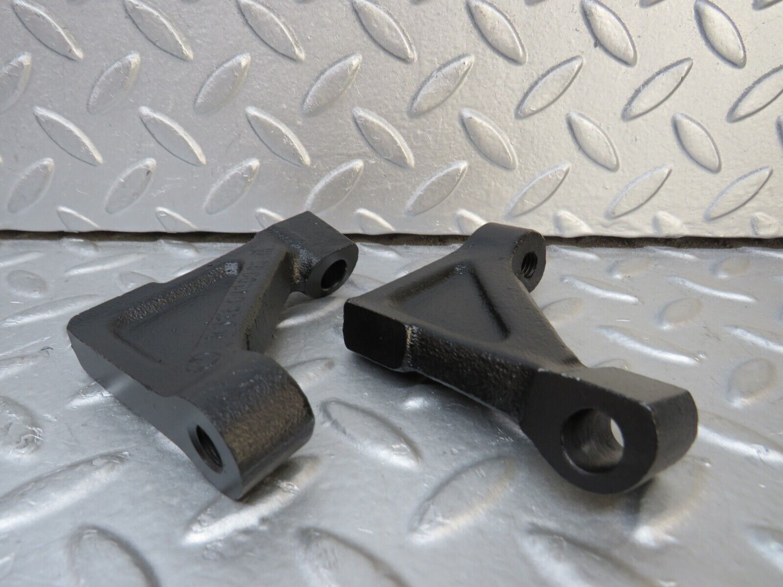 37656 Mercedes-Benz W109 300SEL Engine Mount Bracket 1160110995 1160110895