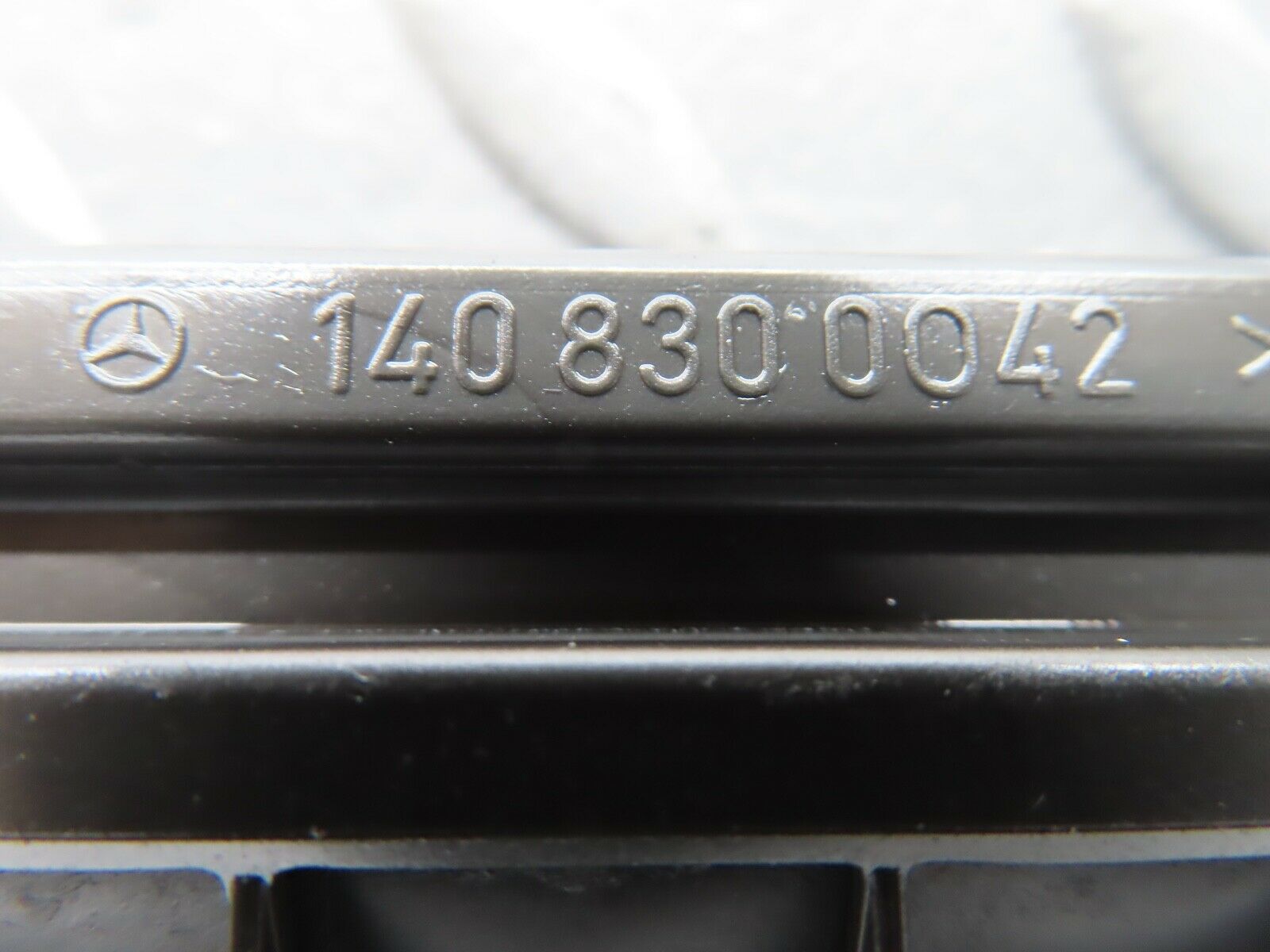 19511 Mercedes-Benz C140 CL420 Coupe Trunk Boot Air Vent Grill Pair 1408300042