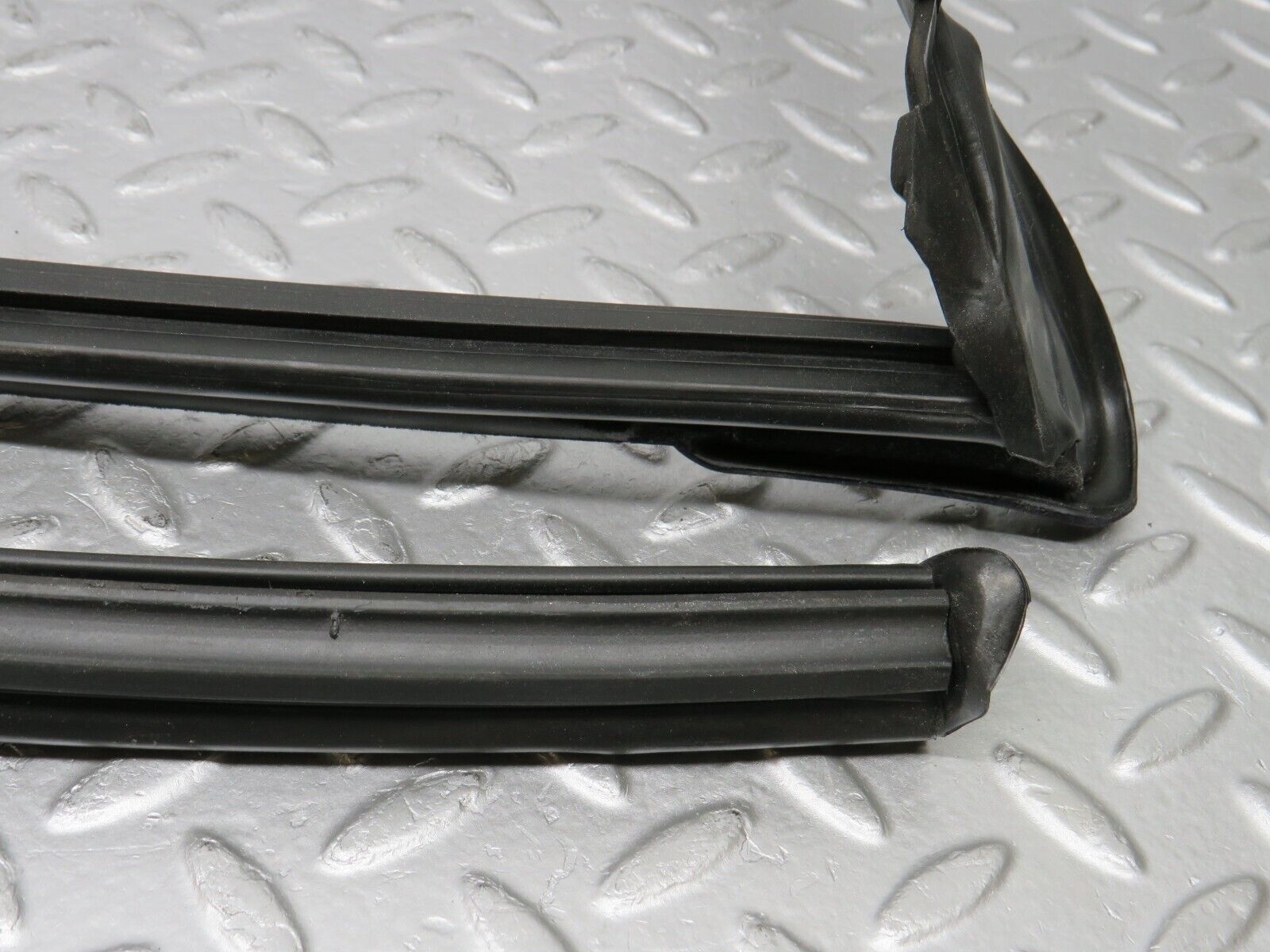 38606 Mercedes-Benz R129 280SL Coupe Front Windscreen Rubber Seal