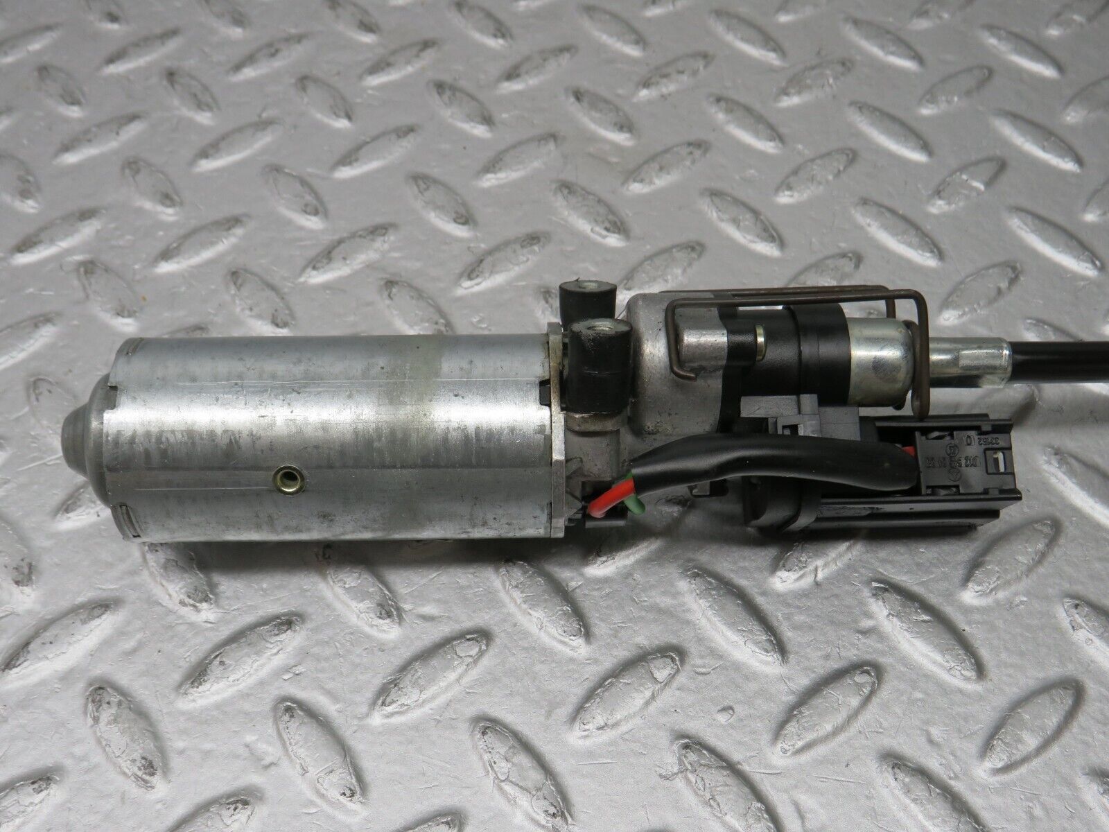 36820 Mercedes-Benz R129 300SL-24 Front Right Seat Adjustment Motor Bosch 1298200742 0390206653