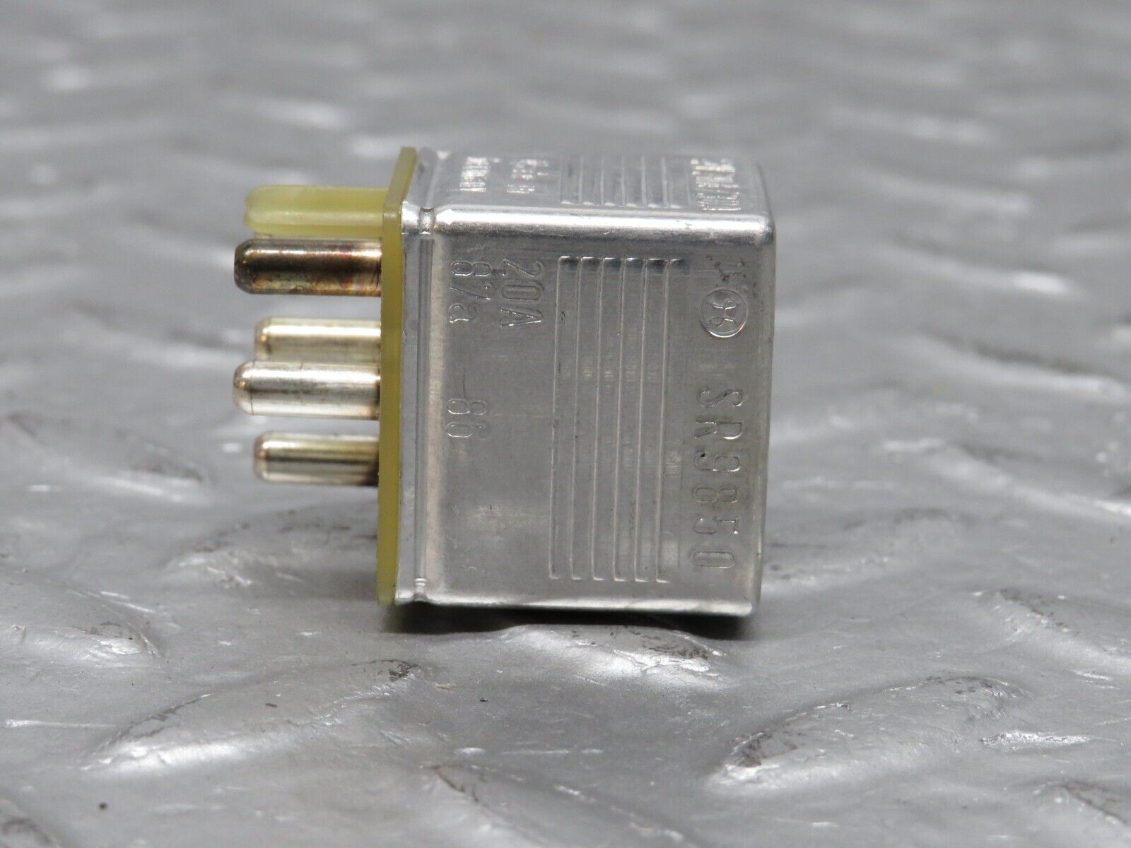 38668 Mercedes-Benz W201 190E 2.6L Multi Purpose Relay 0015420219