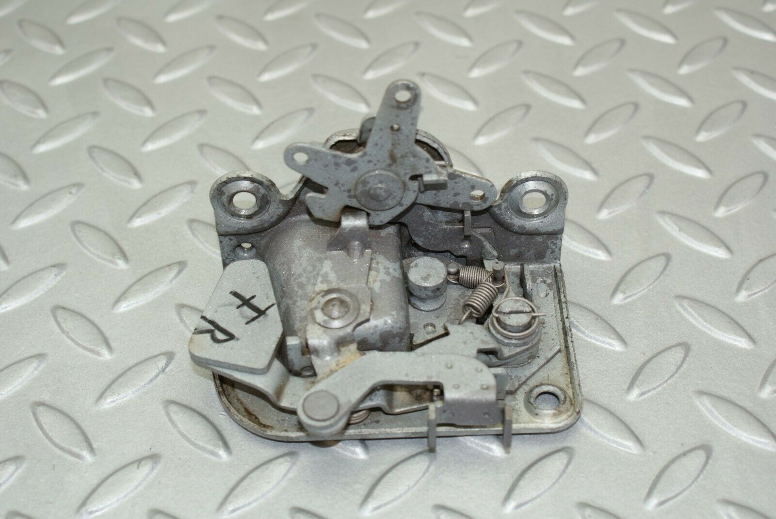 3122 Mercedes-Benz W115 220D Front Right Door Lock Mechanism