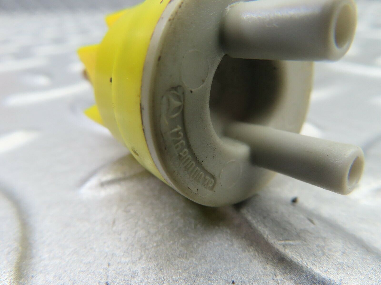 6271 Mercedes-Benz W126 380SE Vacuum Check Valve Pair 1268000078