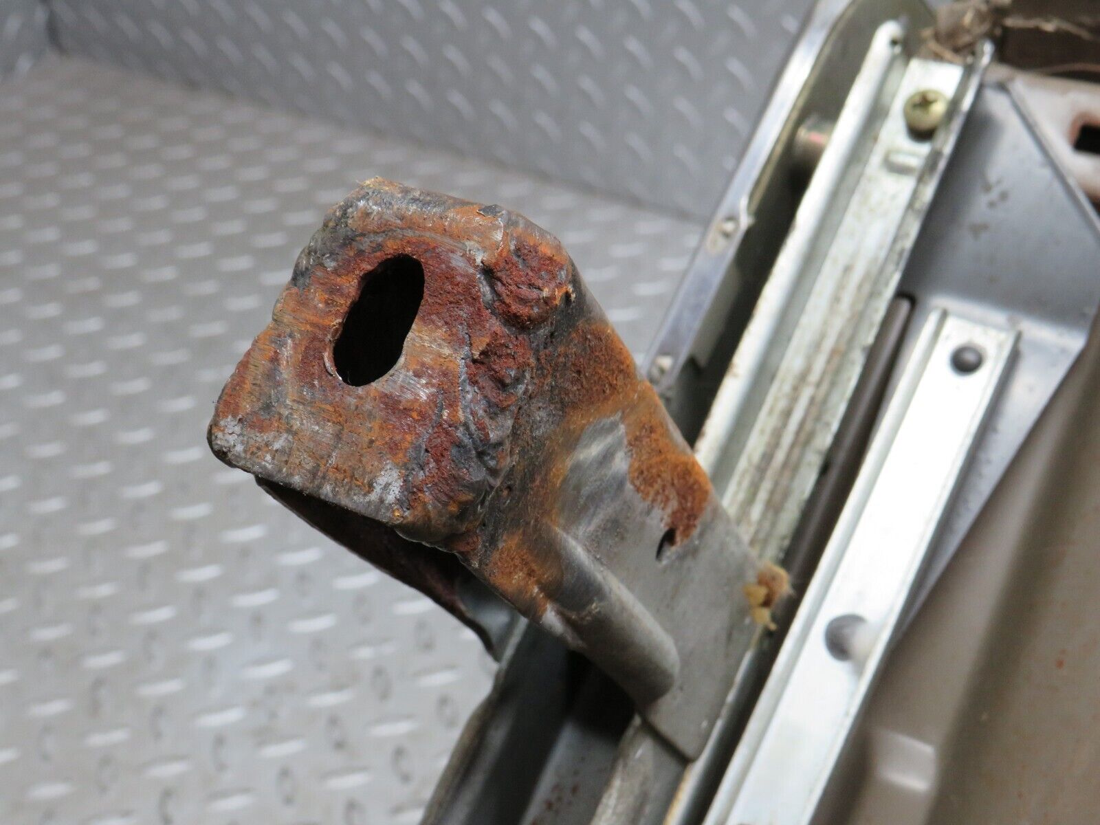 40511 Mercedes-Benz W110 230 Front Left Seat Leather Beige