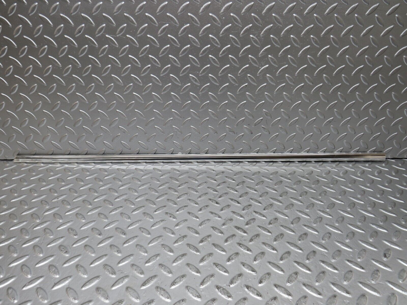 27115 Mercedes-Benz W123 280E Front Left Door Chrome Moulding Trim