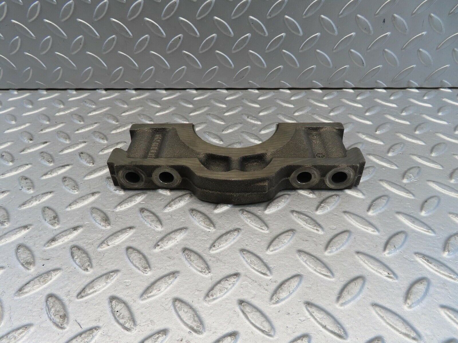 11289 Mercedes-Benz W221 S320 Crankshaft Bearing Holder Block 6420110311