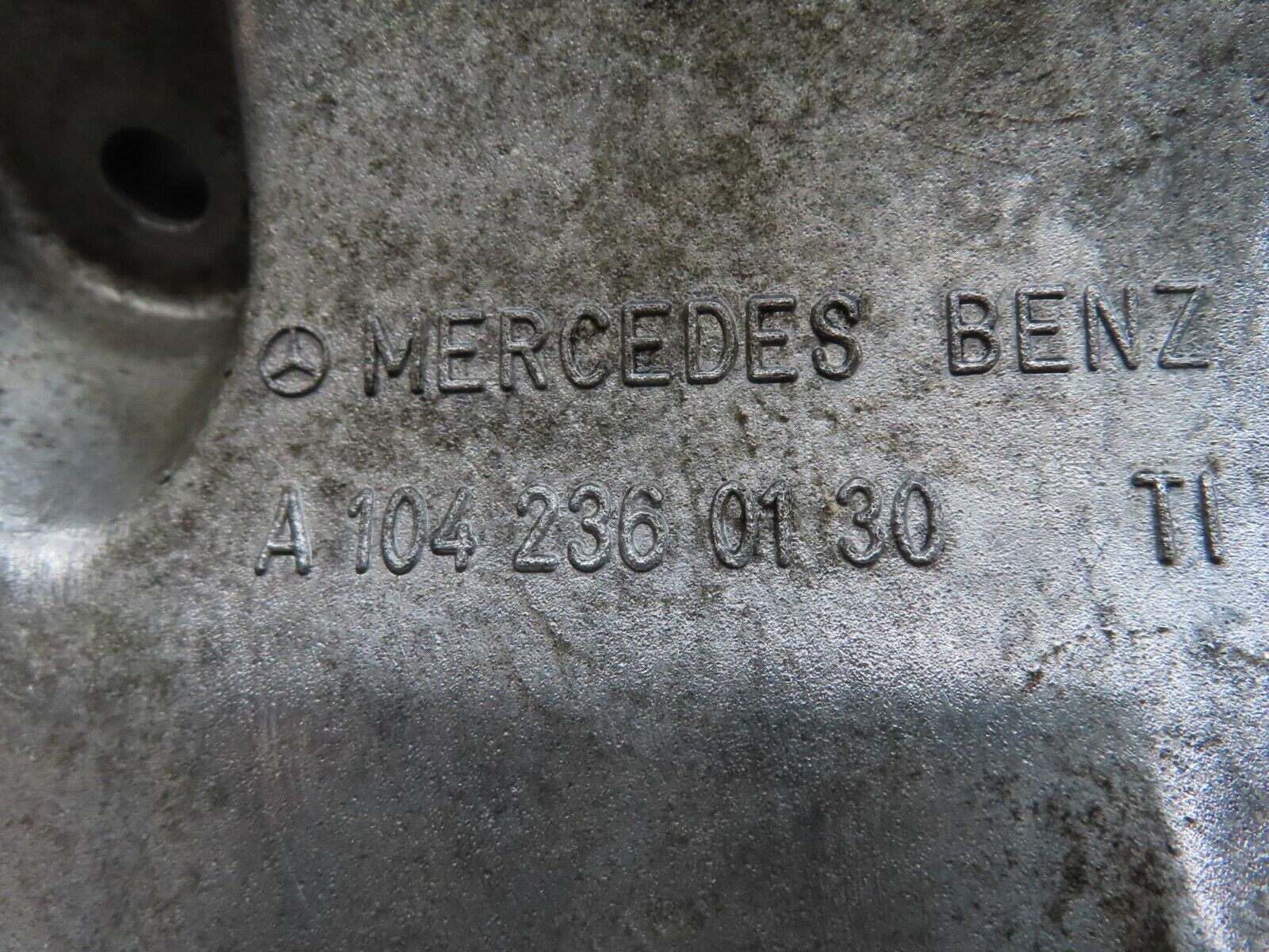 15047 Mercedes-Benz W140 S320 Air Con Compressor Bracket 1042360130
