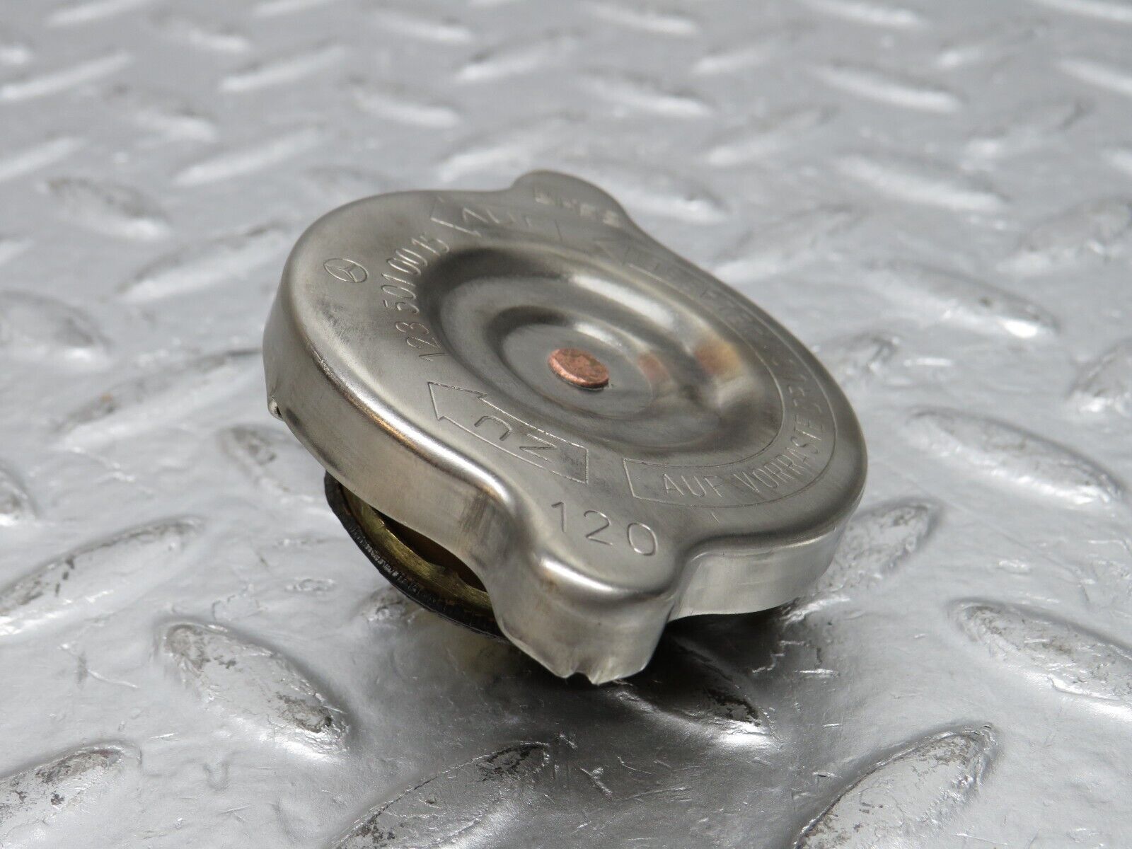 31072 Mercedes-Benz W123 200D Radiator Cap Behr 1235010015