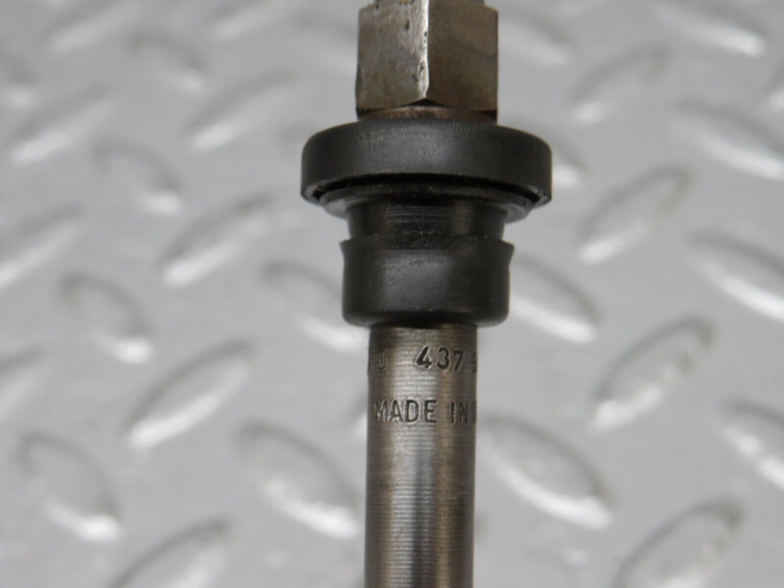 34125 Mercedes-Benz W124 260E Fuel Injector Bosch 0437502010