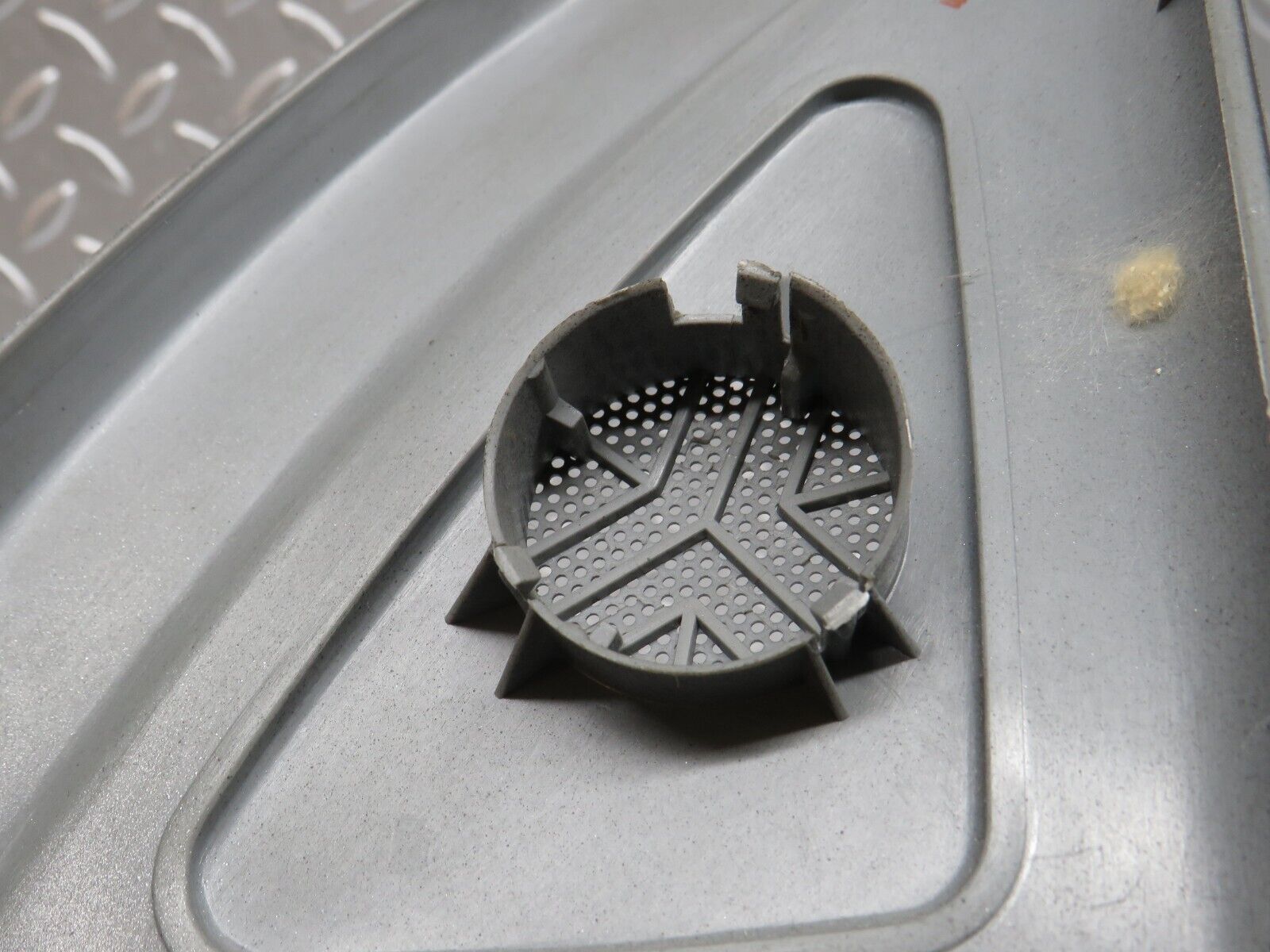 32285 Mercedes-Benz W220 S430 Front Left Door Window Frame Trim 2207250171