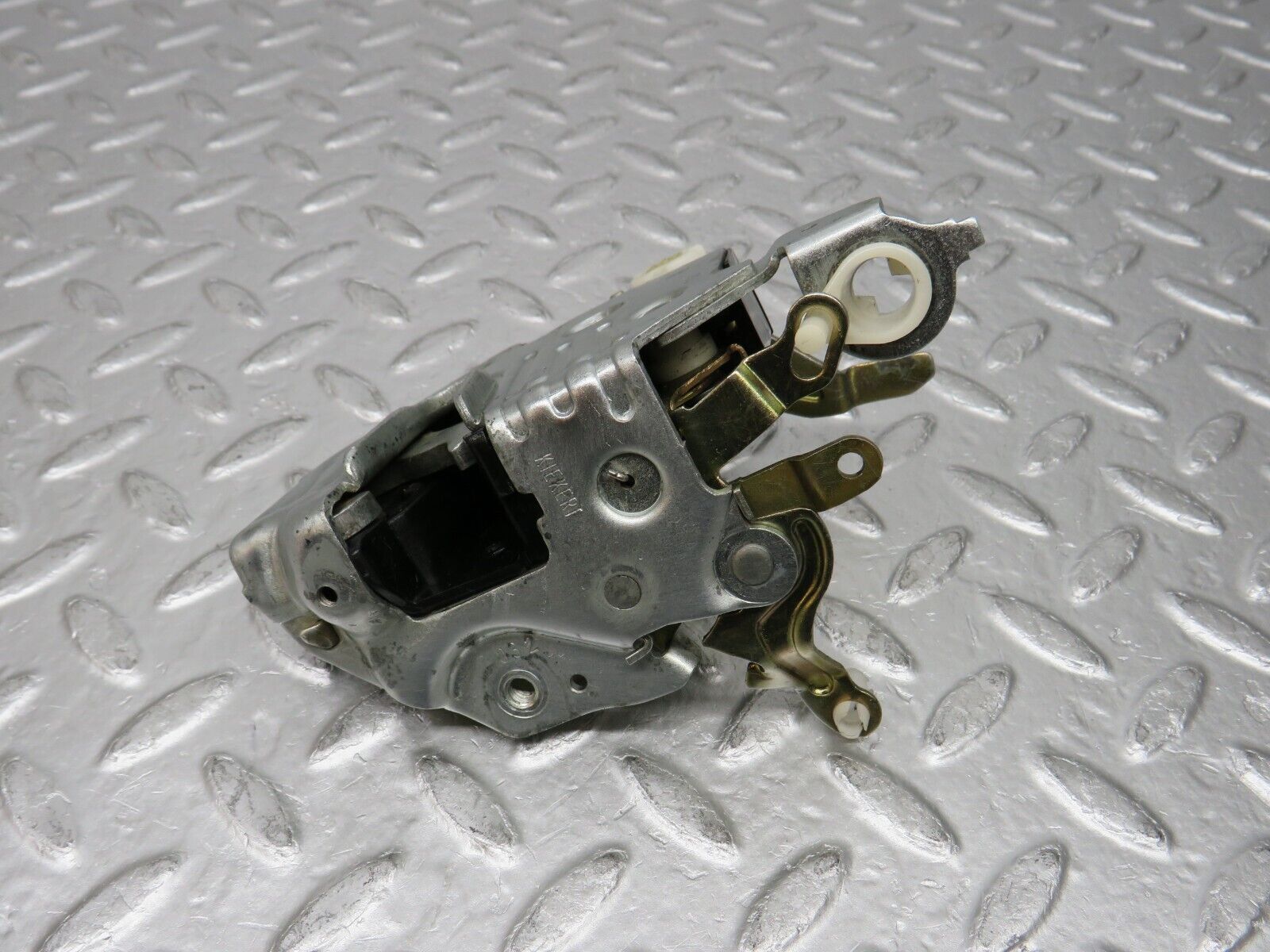 32453 Mercedes-Benz S124 300TE Wagon Front Left Door Lock Mechanism