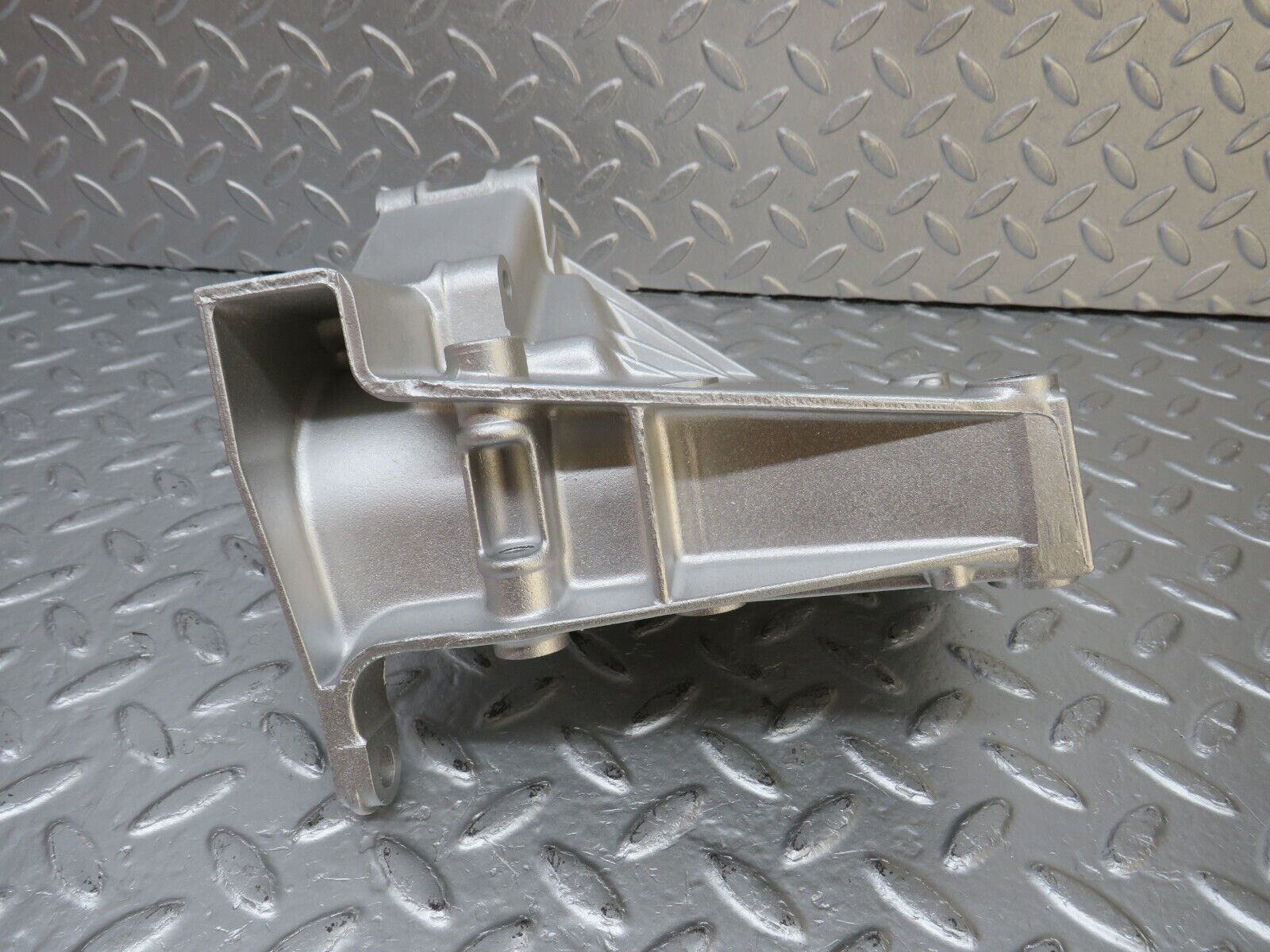 33791 Mercedes-Benz W201 190E 2.0L Power Steering Pump Bracket 1022361030