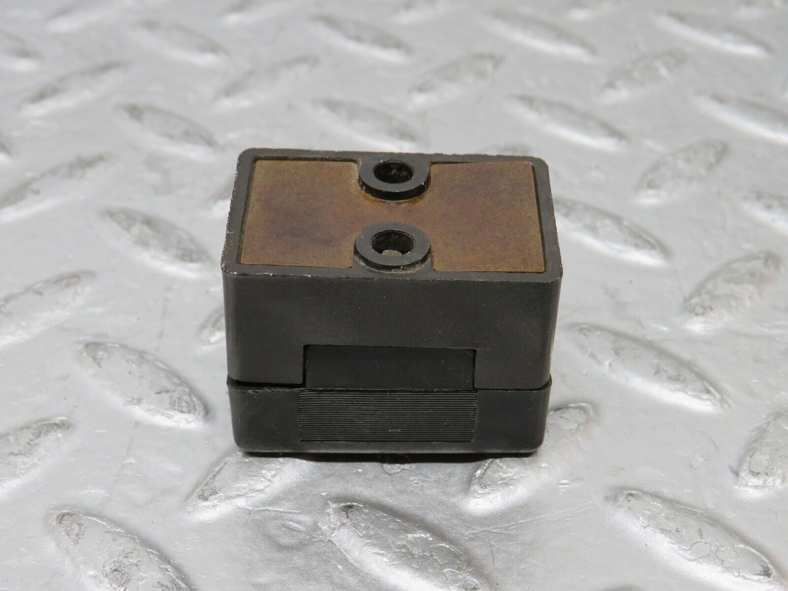 37323 Mercedes-Benz W109 300SEL Fuse Box Connector