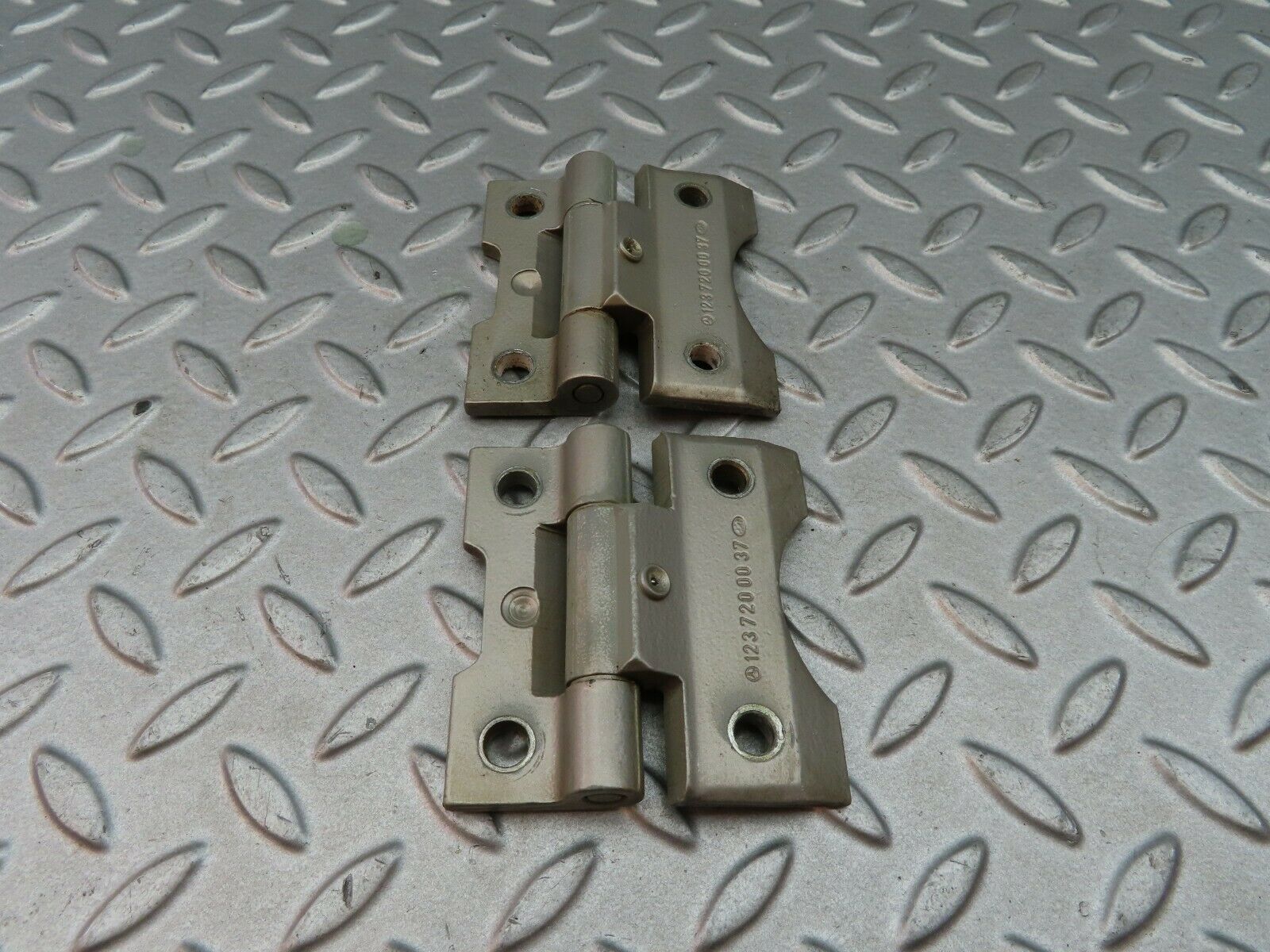 6245 Mercedes-Benz W126 380SE Door Hinge Front Right Pair 1237200037