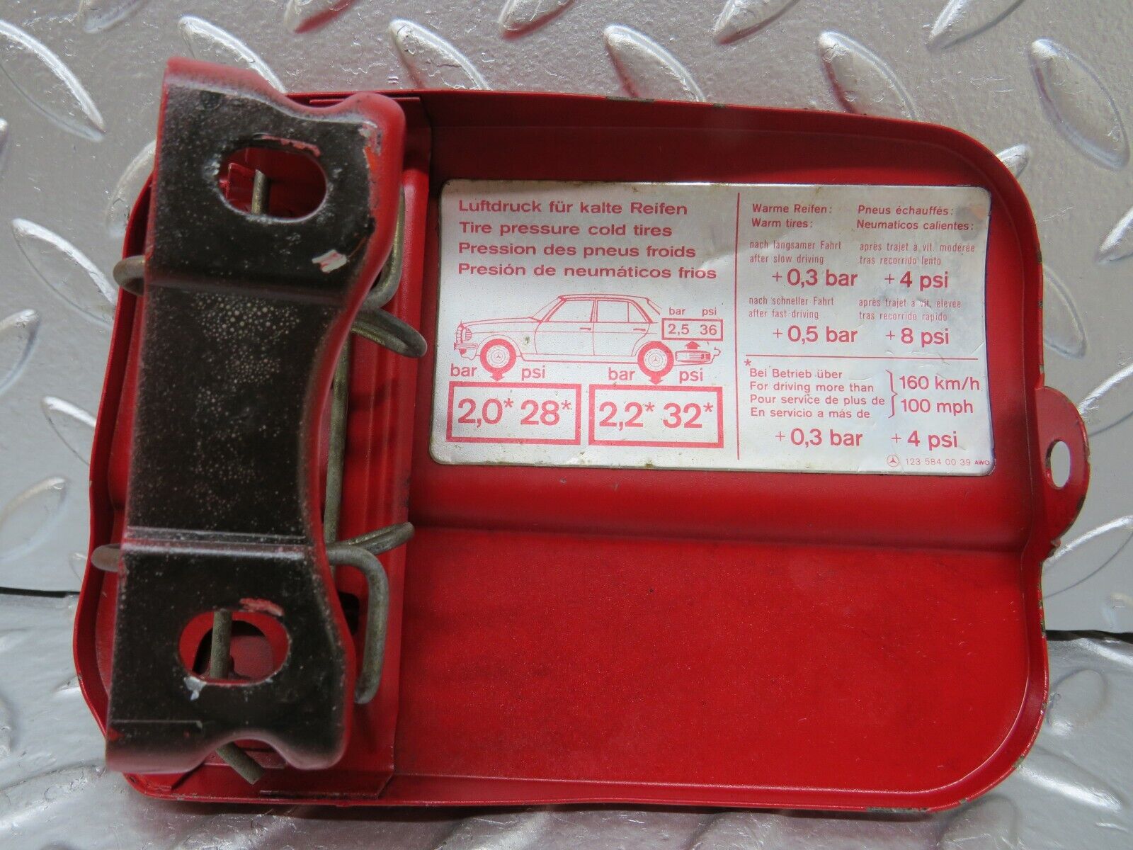 25568 Mercedes-Benz W123 200 Fuel Tank Flap Cap 1235840039