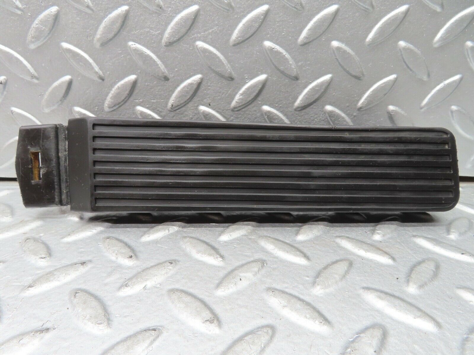 21187 Mercedes-Benz W123 230E Accelerator Pedal With Rubber 1233010082