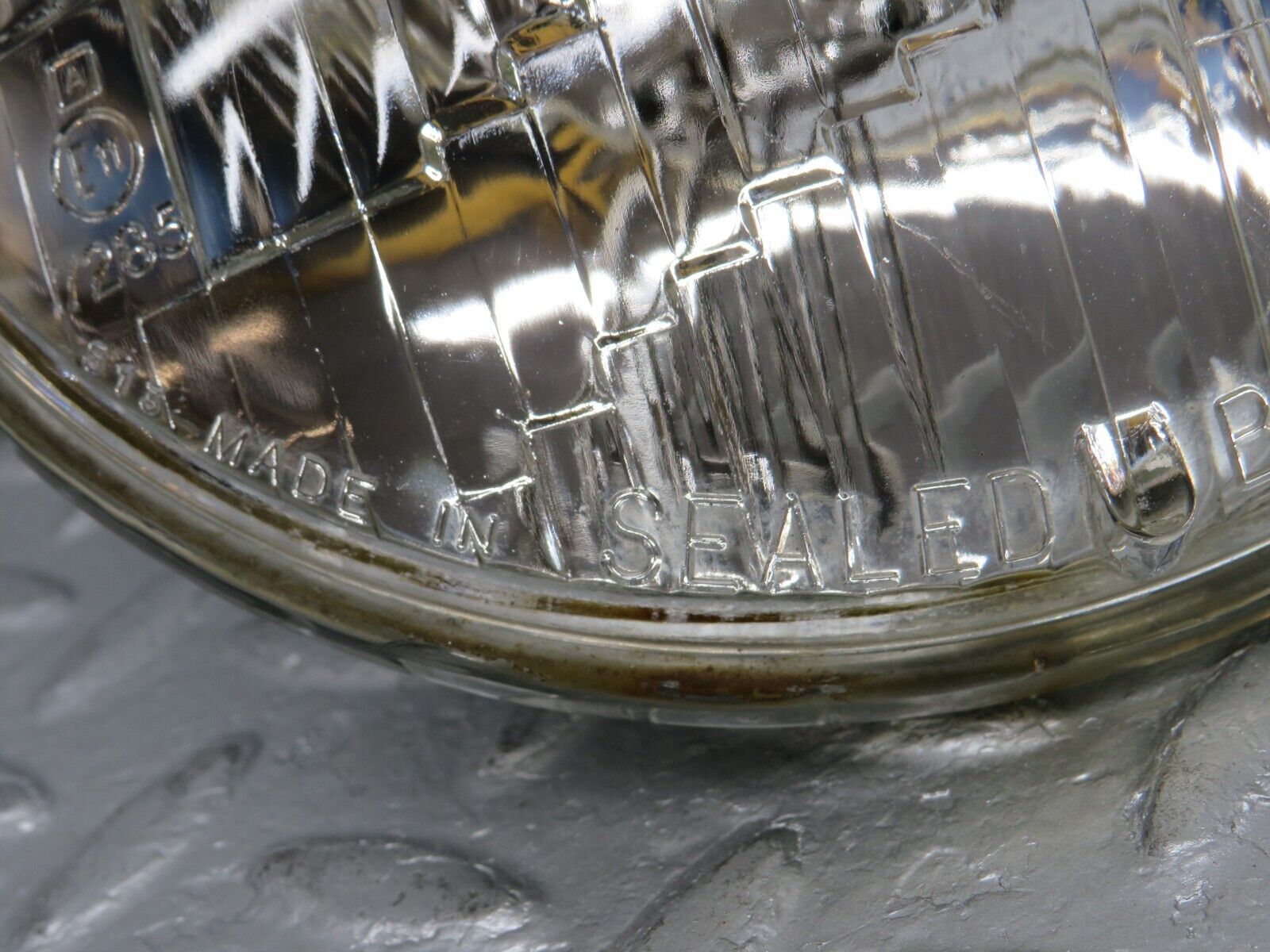 40366 Mercedes-Benz W110 230 Headlight Sealed Beam Lucas 7285